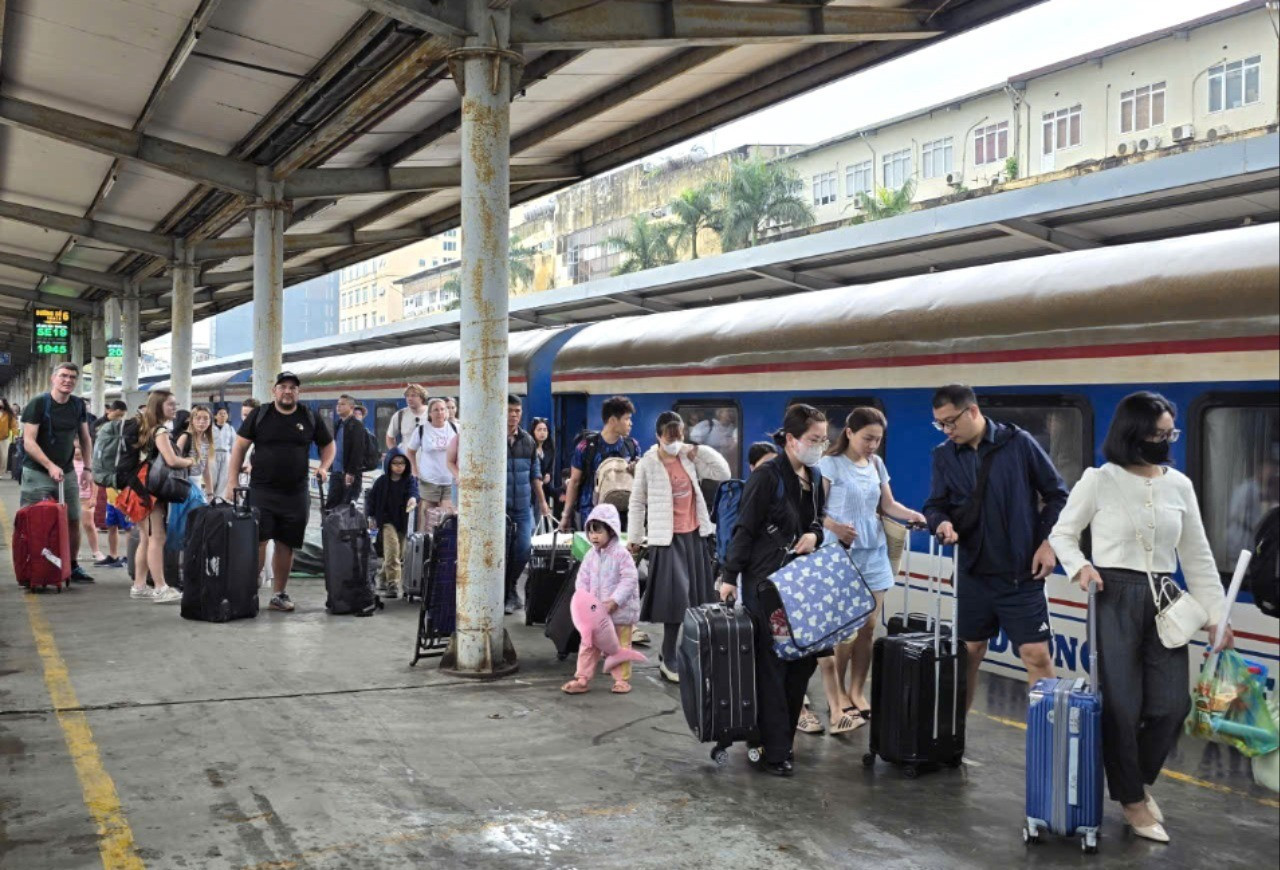 Xung đột Trung Đông đẩy chi phí đường sắt, hàng không và logistics tăng - Ảnh 1