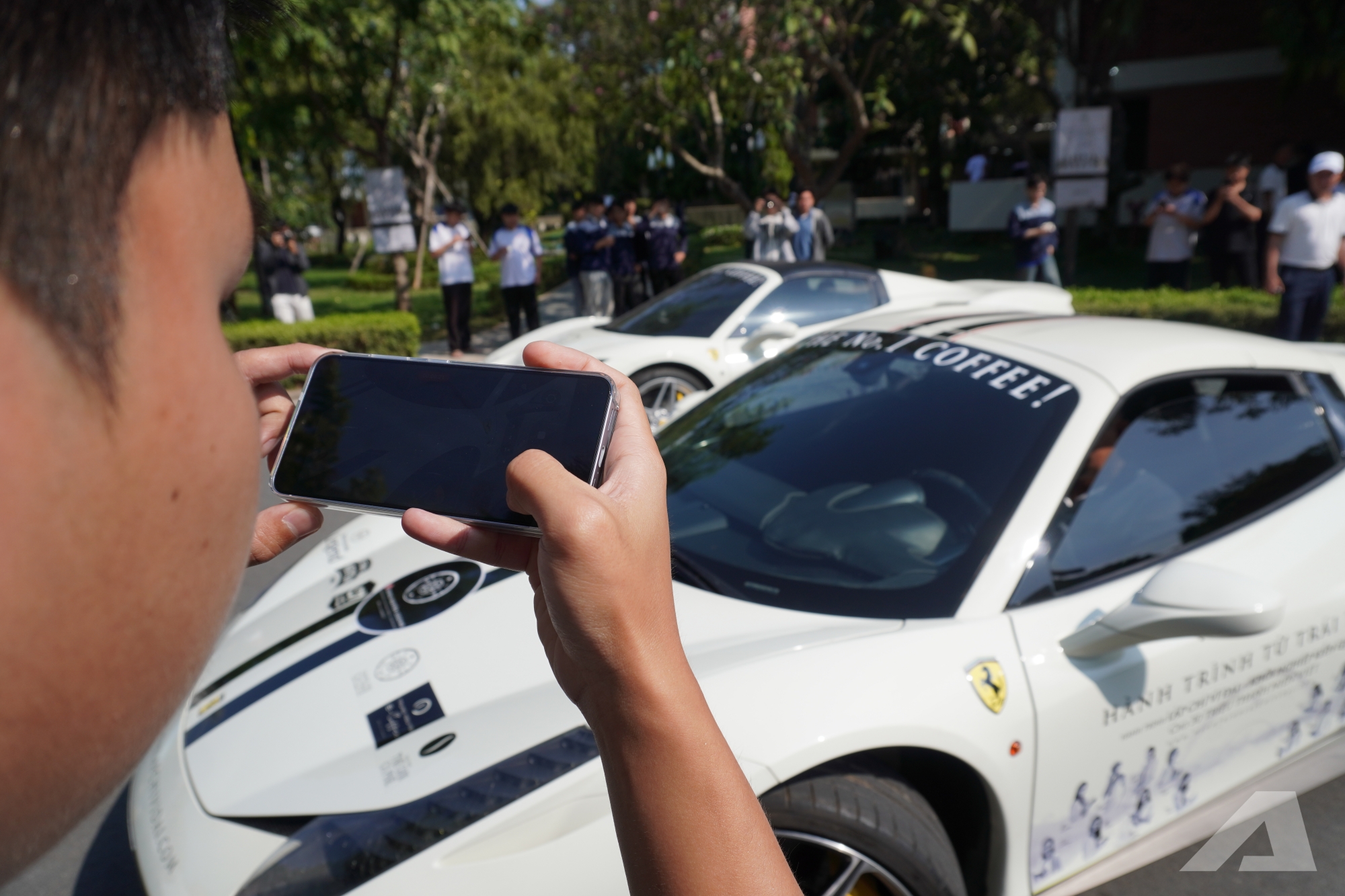 Người dân vây kín dàn xe của ông Đặng Lê Nguyên Vũ: ‘Lần đầu em được thấy nhiều Rolls-Royce, Range Rover, không ngờ chúng to đến vậy’ - Ảnh 8