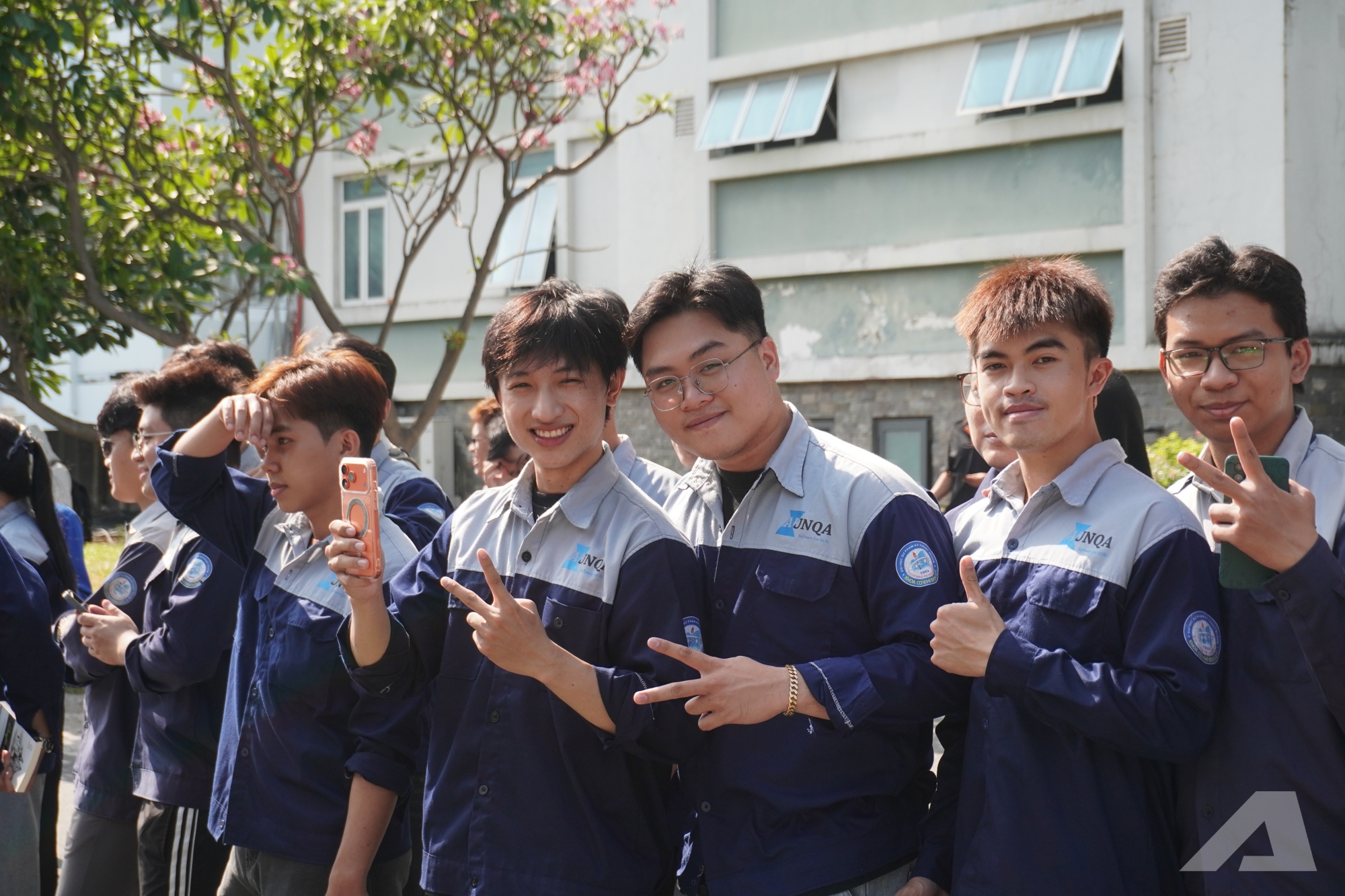 Người dân vây kín dàn xe của ông Đặng Lê Nguyên Vũ: ‘Lần đầu em được thấy nhiều Rolls-Royce, Range Rover, không ngờ chúng to đến vậy’ - Ảnh 6