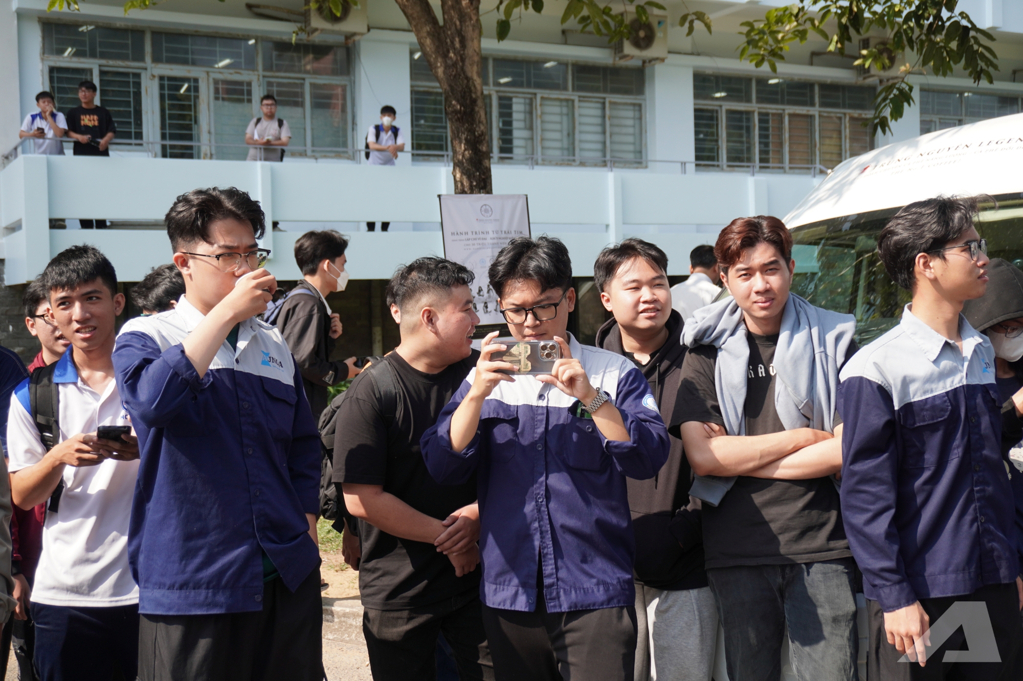 Người dân vây kín dàn xe của ông Đặng Lê Nguyên Vũ: ‘Lần đầu em được thấy nhiều Rolls-Royce, Range Rover, không ngờ chúng to đến vậy’ - Ảnh 7