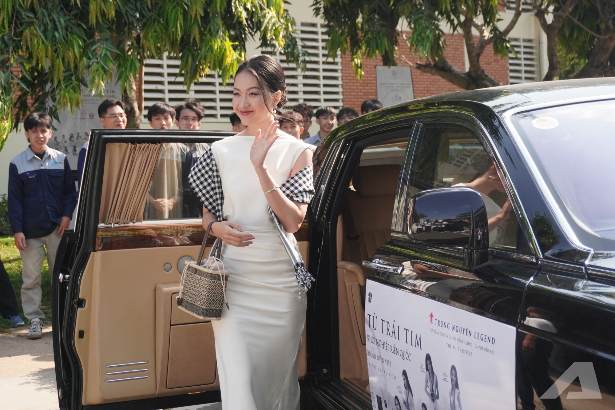 Người dân vây kín dàn xe của ông Đặng Lê Nguyên Vũ: ‘Lần đầu em được thấy nhiều Rolls-Royce, Range Rover, không ngờ chúng to đến vậy’ - Ảnh 13