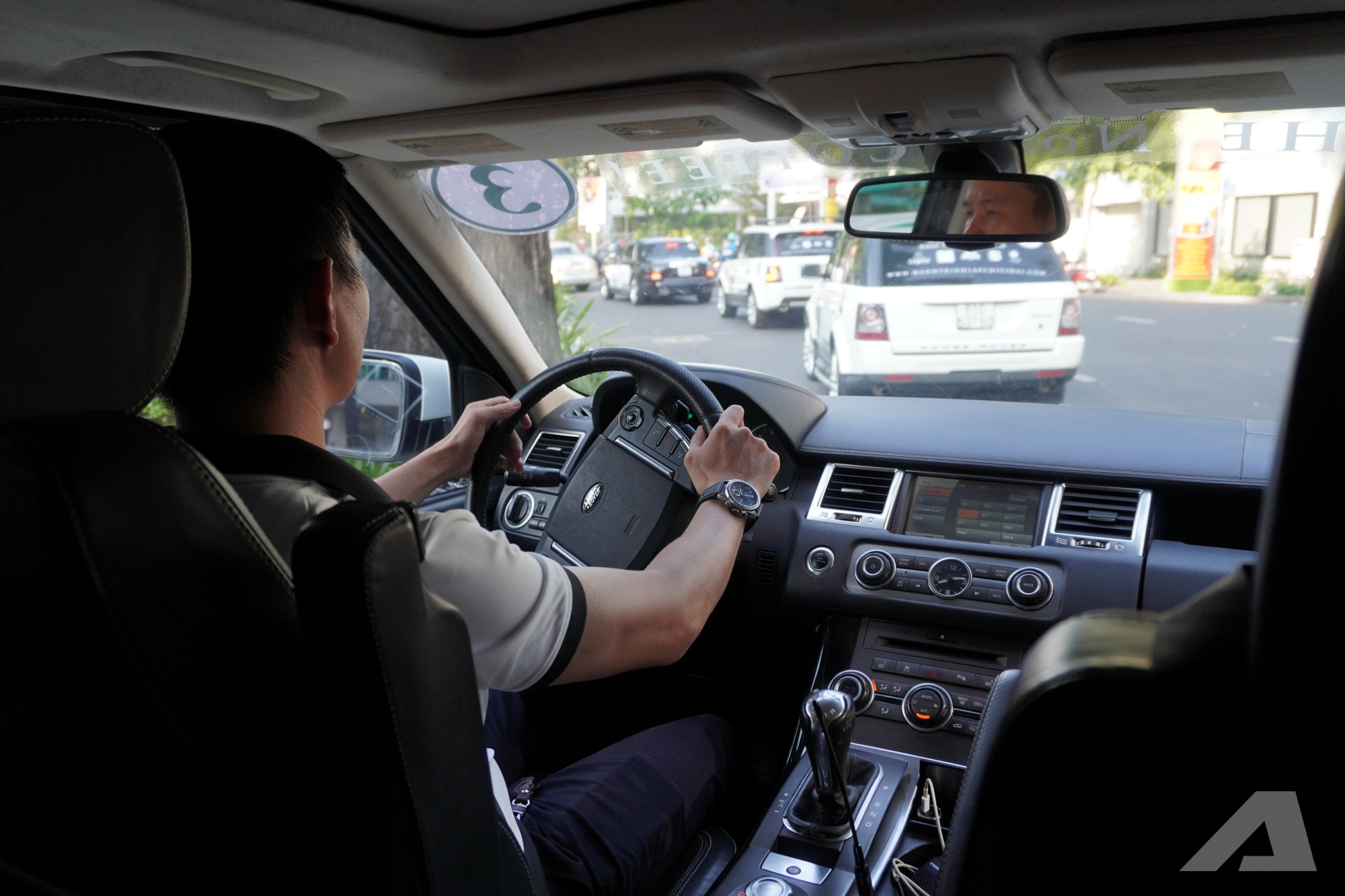 Người dân vây kín dàn xe của ông Đặng Lê Nguyên Vũ: ‘Lần đầu em được thấy nhiều Rolls-Royce, Range Rover, không ngờ chúng to đến vậy’ - Ảnh 16