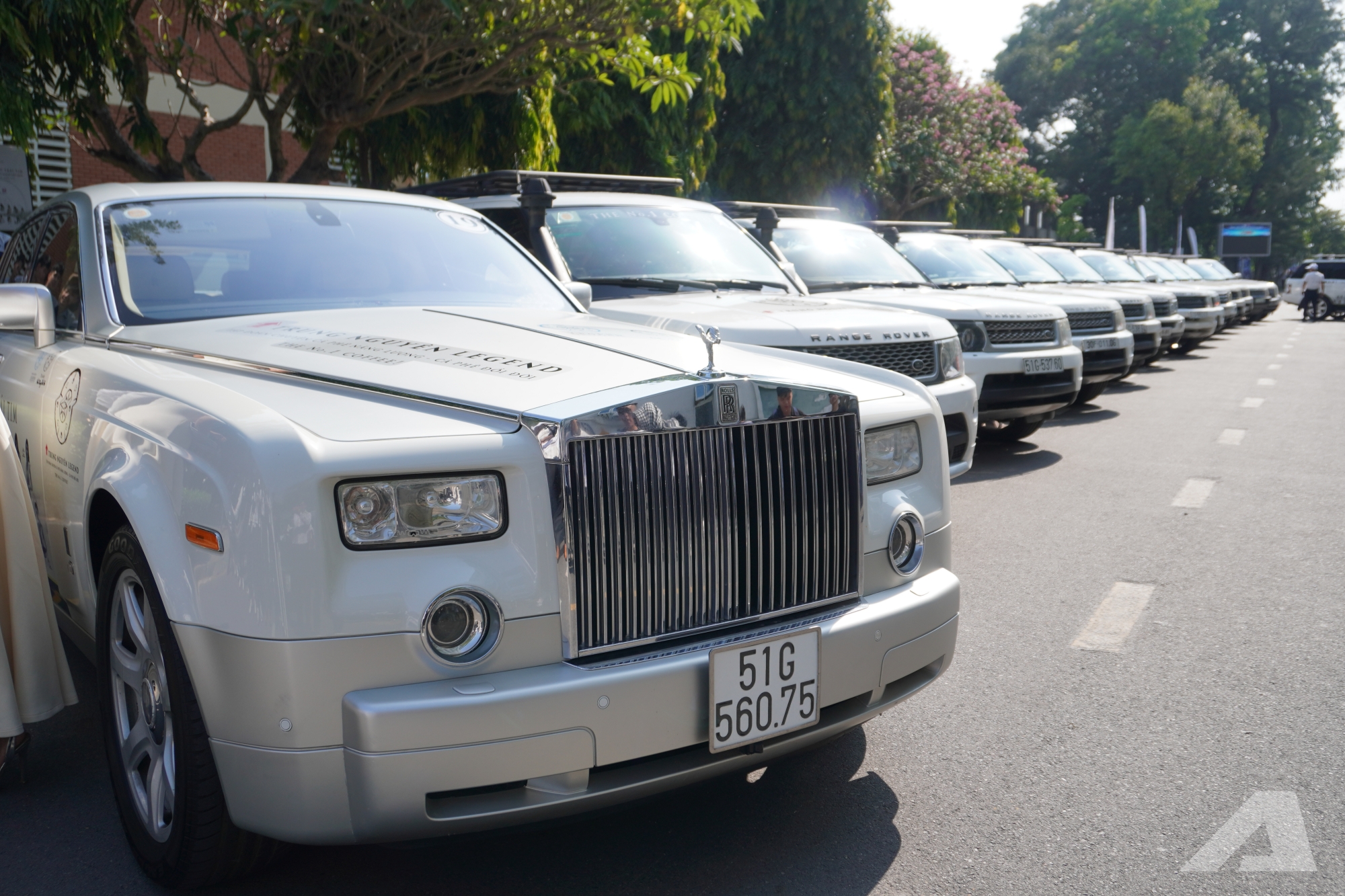 Người dân vây kín dàn xe của ông Đặng Lê Nguyên Vũ: ‘Lần đầu em được thấy nhiều Rolls-Royce, Range Rover, không ngờ chúng to đến vậy’ - Ảnh 1