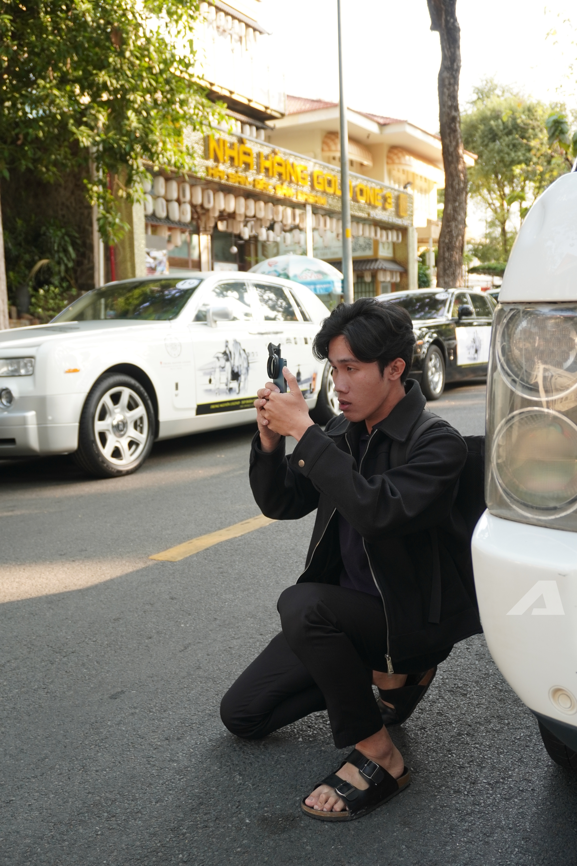 Người dân vây kín dàn xe của ông Đặng Lê Nguyên Vũ: ‘Lần đầu em được thấy nhiều Rolls-Royce, Range Rover, không ngờ chúng to đến vậy’ - Ảnh 3