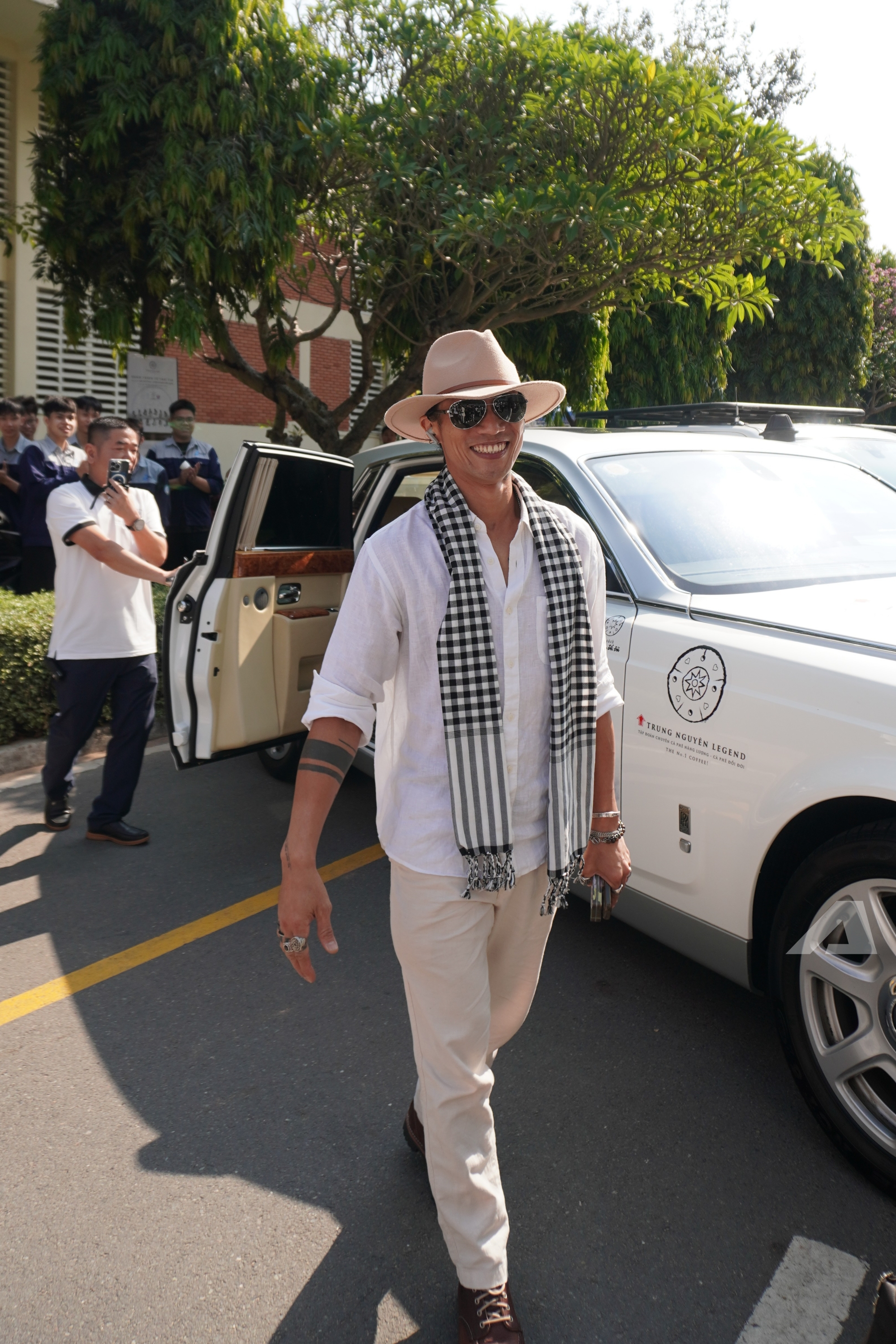 Người dân vây kín dàn xe của ông Đặng Lê Nguyên Vũ: ‘Lần đầu em được thấy nhiều Rolls-Royce, Range Rover, không ngờ chúng to đến vậy’ - Ảnh 15