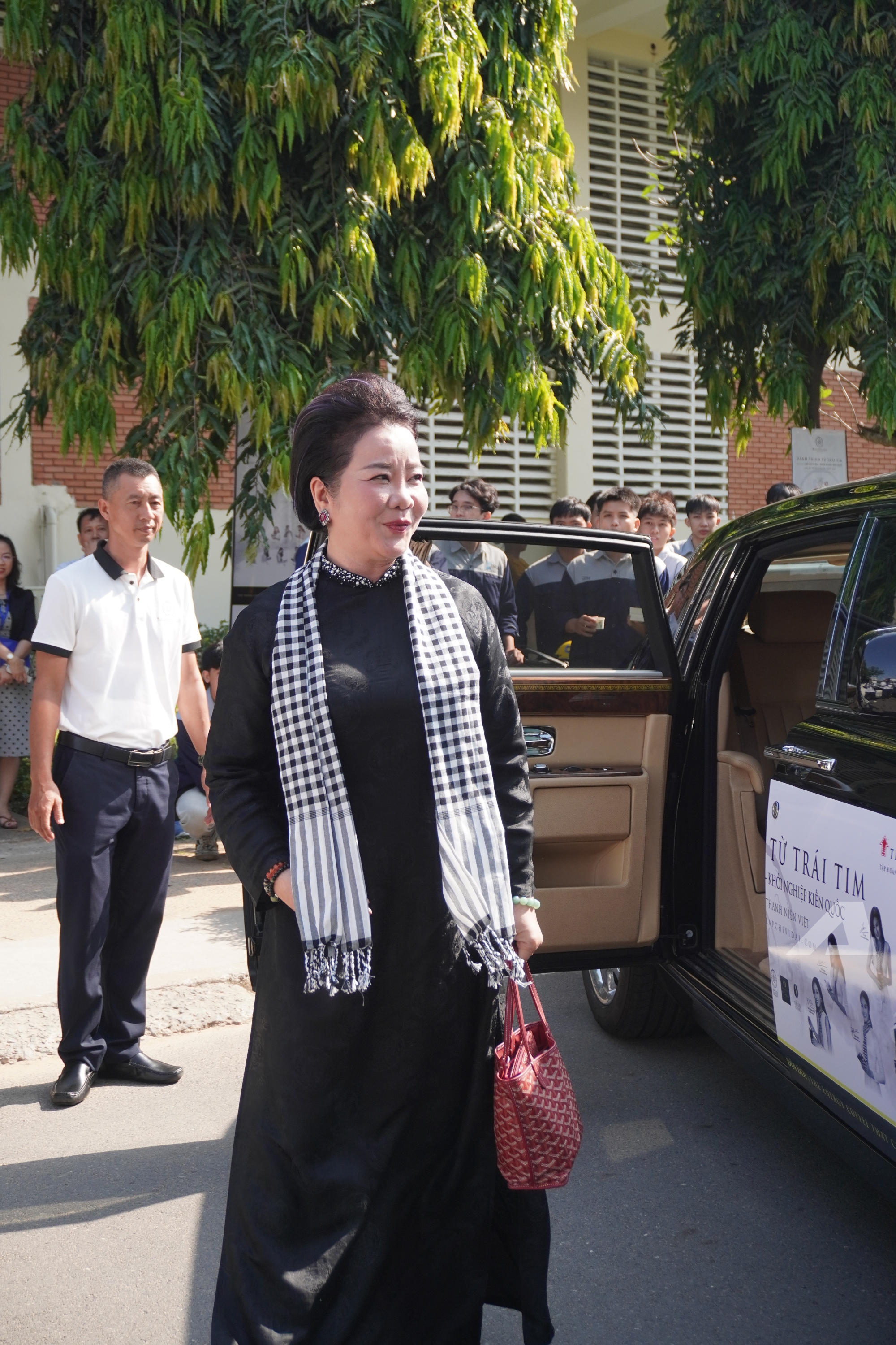 Người dân vây kín dàn xe của ông Đặng Lê Nguyên Vũ: ‘Lần đầu em được thấy nhiều Rolls-Royce, Range Rover, không ngờ chúng to đến vậy’ - Ảnh 14