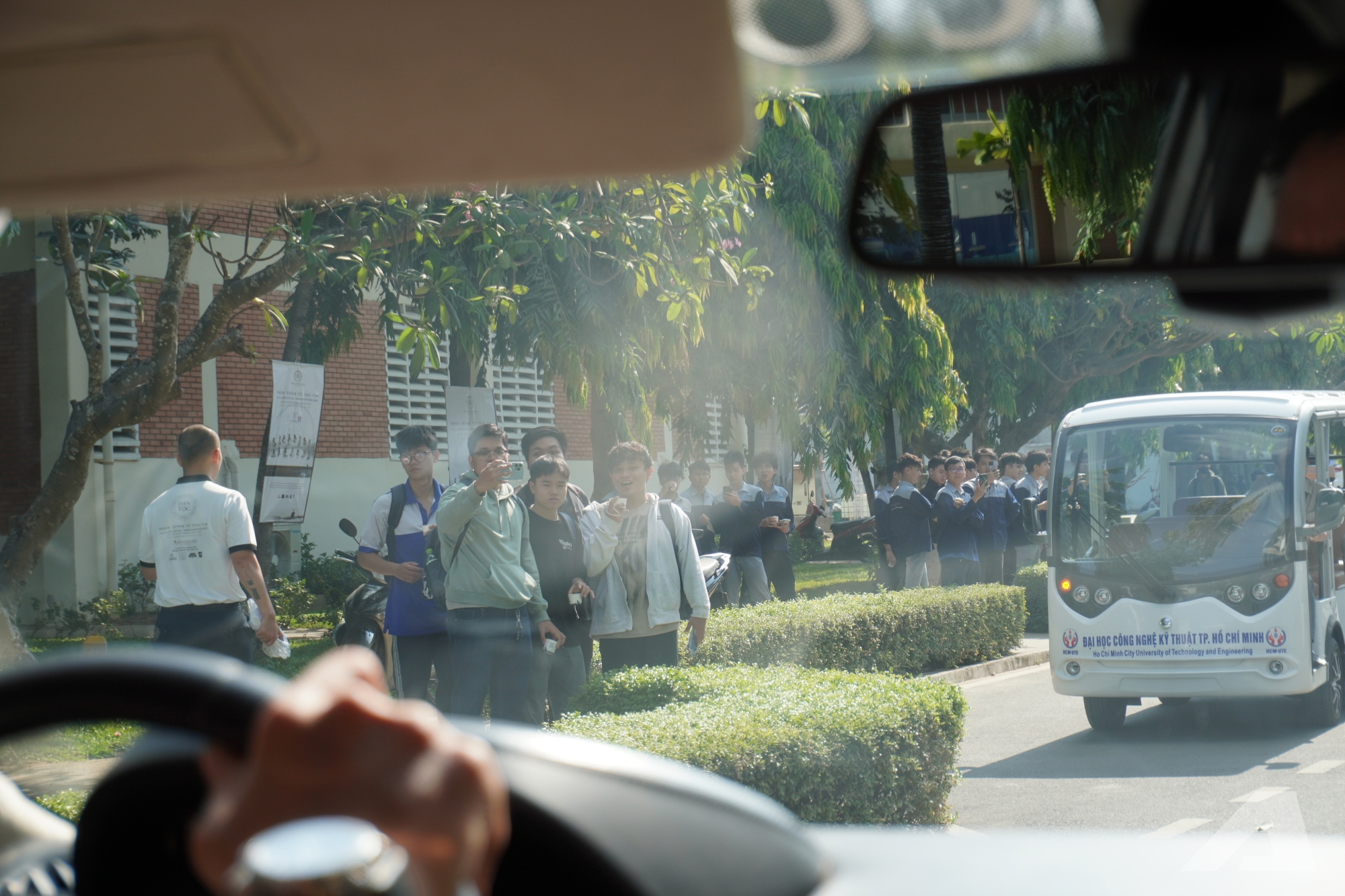 Người dân vây kín dàn xe của ông Đặng Lê Nguyên Vũ: ‘Lần đầu em được thấy nhiều Rolls-Royce, Range Rover, không ngờ chúng to đến vậy’ - Ảnh 2