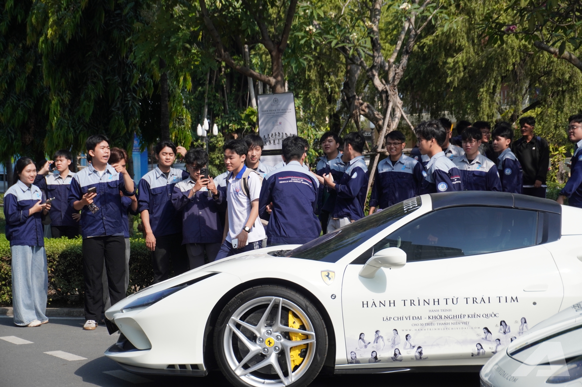 Người dân vây kín dàn xe của ông Đặng Lê Nguyên Vũ: ‘Lần đầu em được thấy nhiều Rolls-Royce, Range Rover, không ngờ chúng to đến vậy’ - Ảnh 5