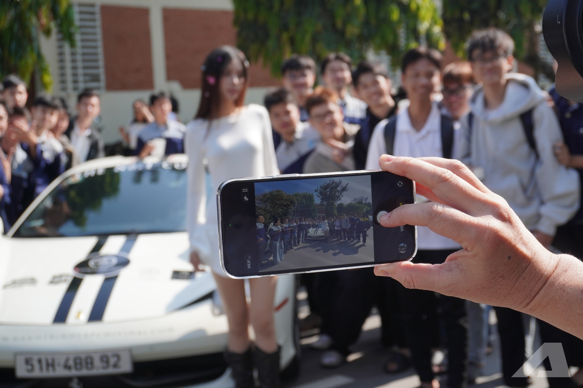 Người dân vây kín dàn xe của ông Đặng Lê Nguyên Vũ: ‘Lần đầu em được thấy nhiều Rolls-Royce, Range Rover, không ngờ chúng to đến vậy’ - Ảnh 11