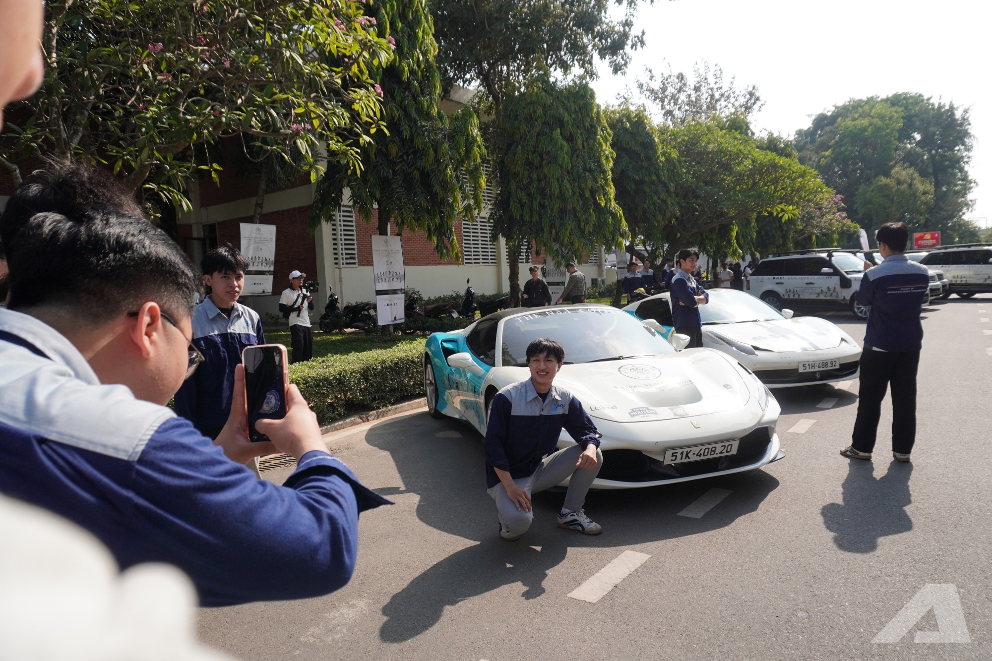 Người dân vây kín dàn xe của ông Đặng Lê Nguyên Vũ: ‘Lần đầu em được thấy nhiều Rolls-Royce, Range Rover, không ngờ chúng to đến vậy’ - Ảnh 9