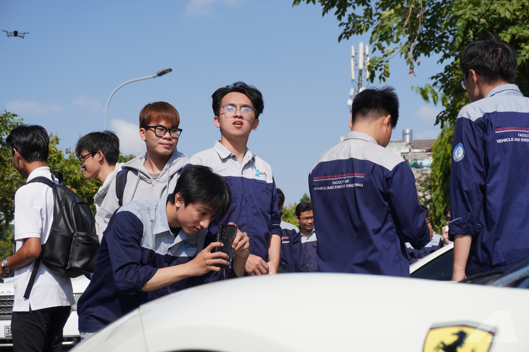 Người dân vây kín dàn xe của ông Đặng Lê Nguyên Vũ: ‘Lần đầu em được thấy nhiều Rolls-Royce, Range Rover, không ngờ chúng to đến vậy’ - Ảnh 10