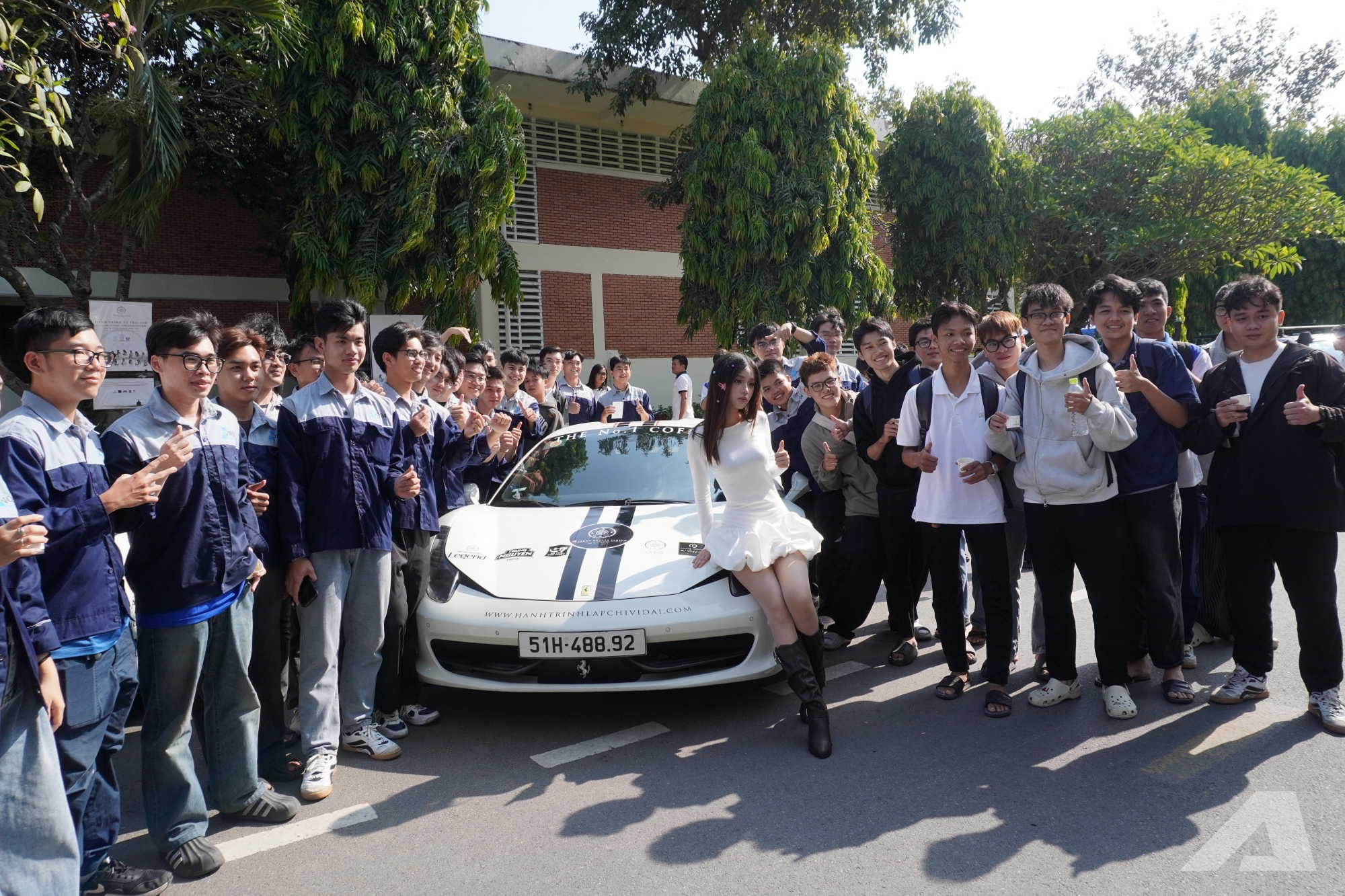 Người dân vây kín dàn xe của ông Đặng Lê Nguyên Vũ: ‘Lần đầu em được thấy nhiều Rolls-Royce, Range Rover, không ngờ chúng to đến vậy’ - Ảnh 12