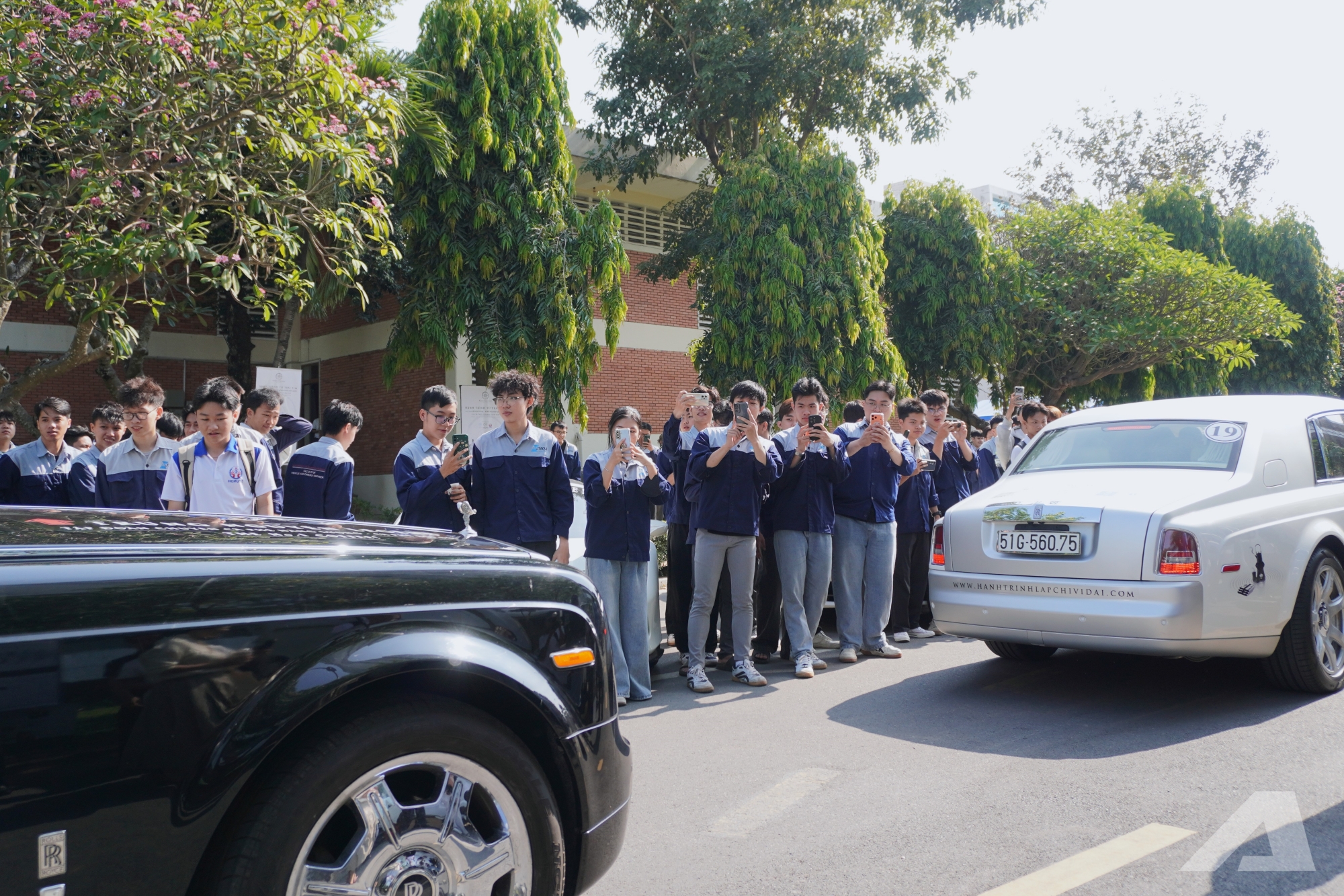 Người dân vây kín dàn xe của ông Đặng Lê Nguyên Vũ: ‘Lần đầu em được thấy nhiều Rolls-Royce, Range Rover, không ngờ chúng to đến vậy’ - Ảnh 4