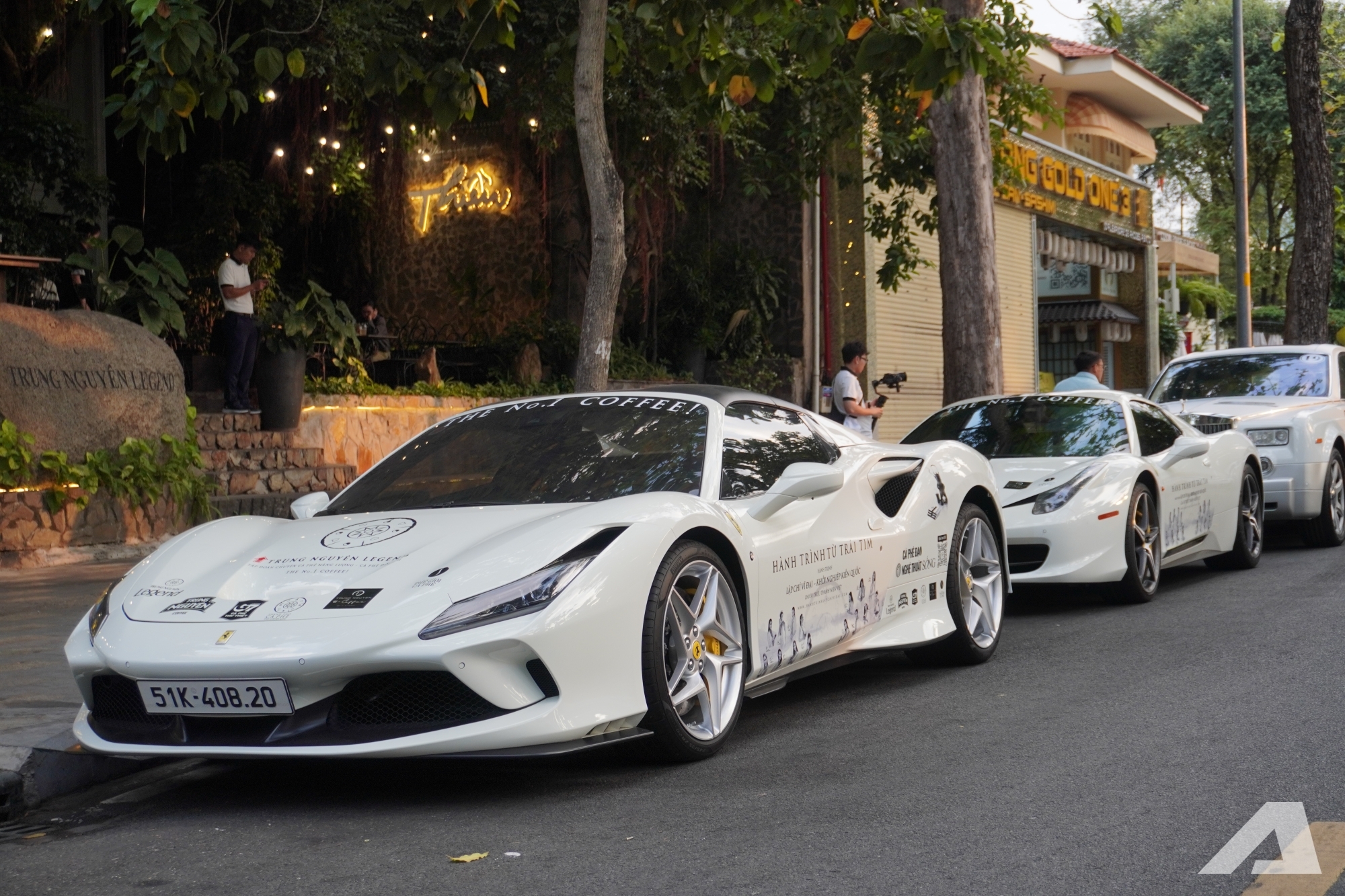 Người dân vây kín dàn xe của ông Đặng Lê Nguyên Vũ: ‘Lần đầu em được thấy nhiều Rolls-Royce, Range Rover, không ngờ chúng to đến vậy’ - Ảnh 17