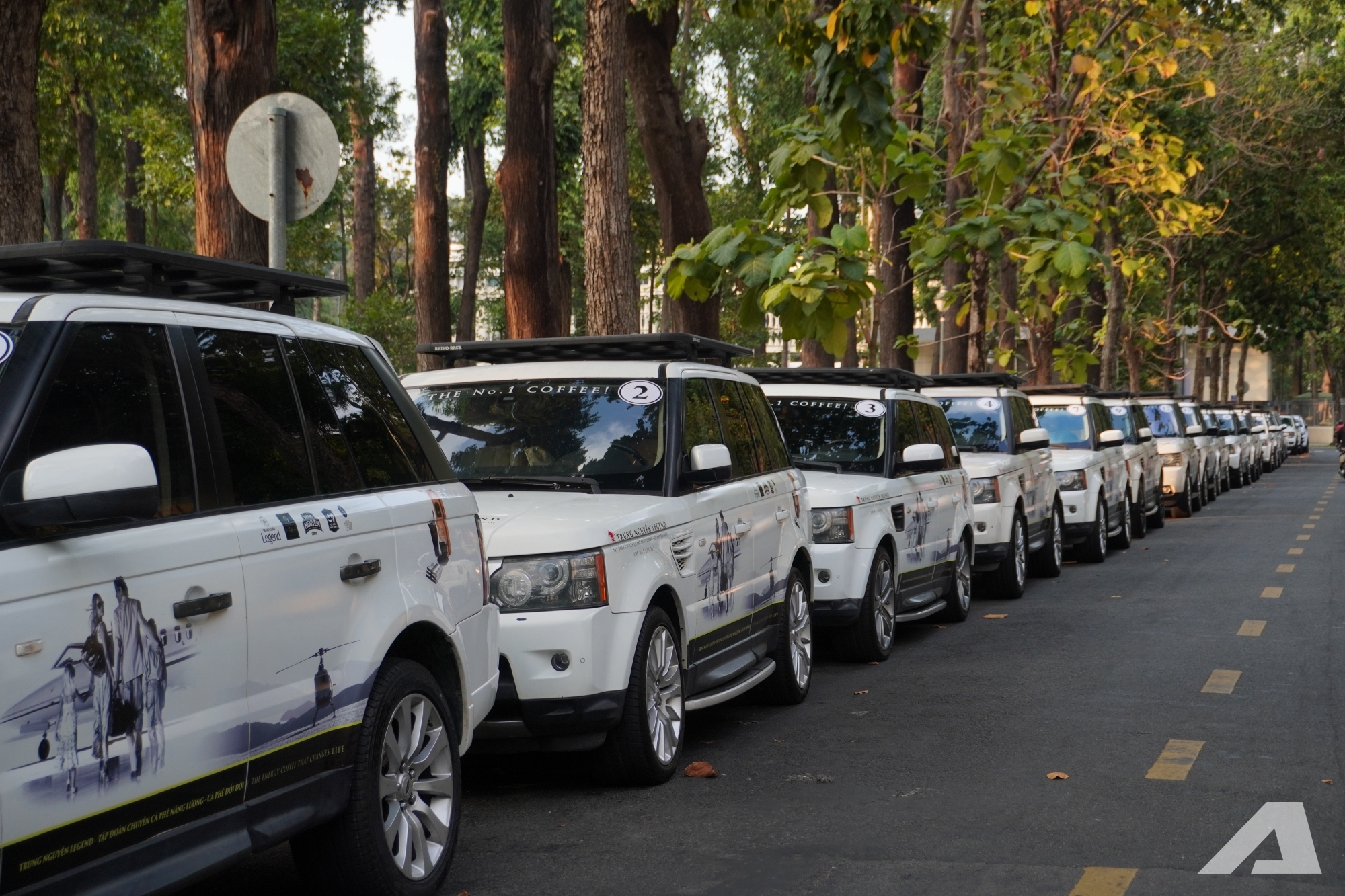 Người dân vây kín dàn xe của ông Đặng Lê Nguyên Vũ: ‘Lần đầu em được thấy nhiều Rolls-Royce, Range Rover, không ngờ chúng to đến vậy’ - Ảnh 18