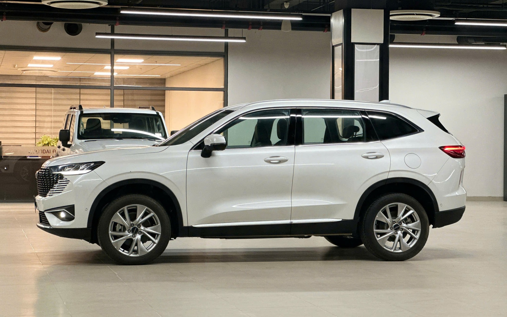 Haval H6 giảm giá kỷ lục còn 685 triệu đồng tại đại lý: Xe hybrid ngang cỡ CR-V, nhiều công nghệ, nhưng rẻ hơn cả phân khúc dưới - Ảnh 2