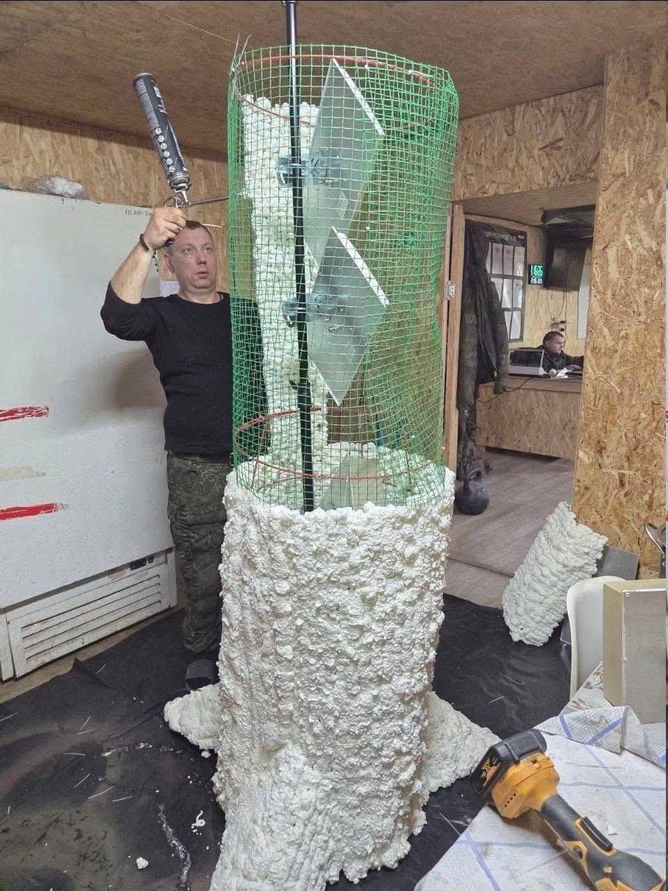 Nga bất ngờ dựng loạt cây giả giữa tiền tuyến để lừa Ukraine: Bên trong thân cây là bí mật gì? - Ảnh 1