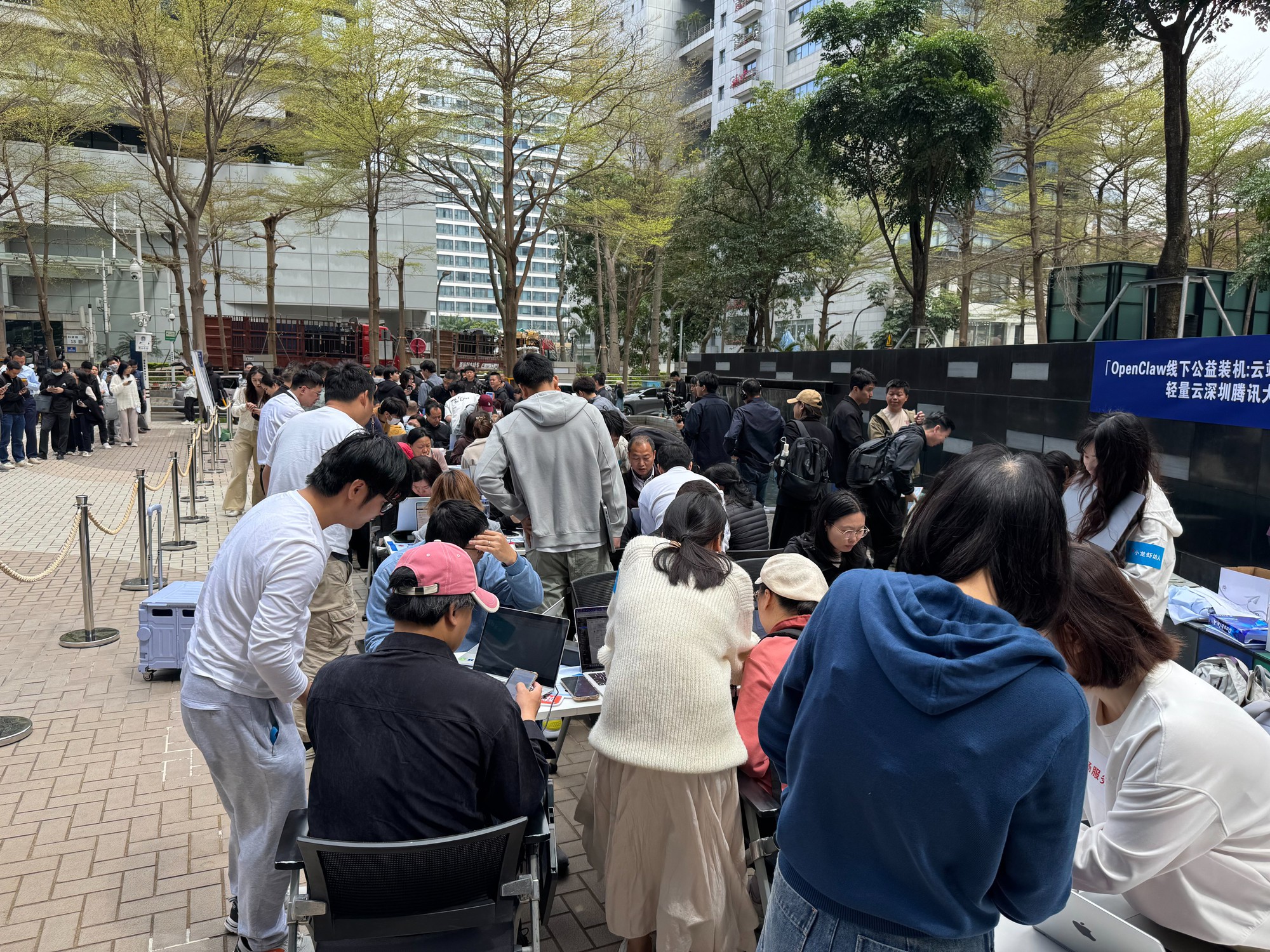 Trung Quốc: Hàng trăm người xếp hàng để Tencent cài miễn phí OpenClaw, cả người già cũng háo hức với AI Agent - Ảnh 2