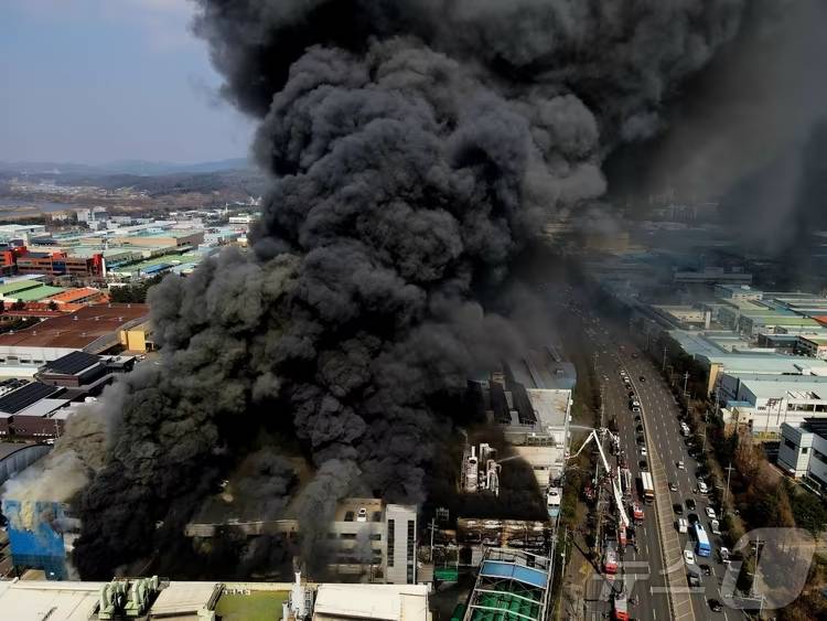 Hiện trường thảm họa cháy nhà máy linh kiện ô tô tại Hàn Quốc: 53 nạn nhân nhập viện, hàng chục người vẫn chưa rõ tung tích - Ảnh 1