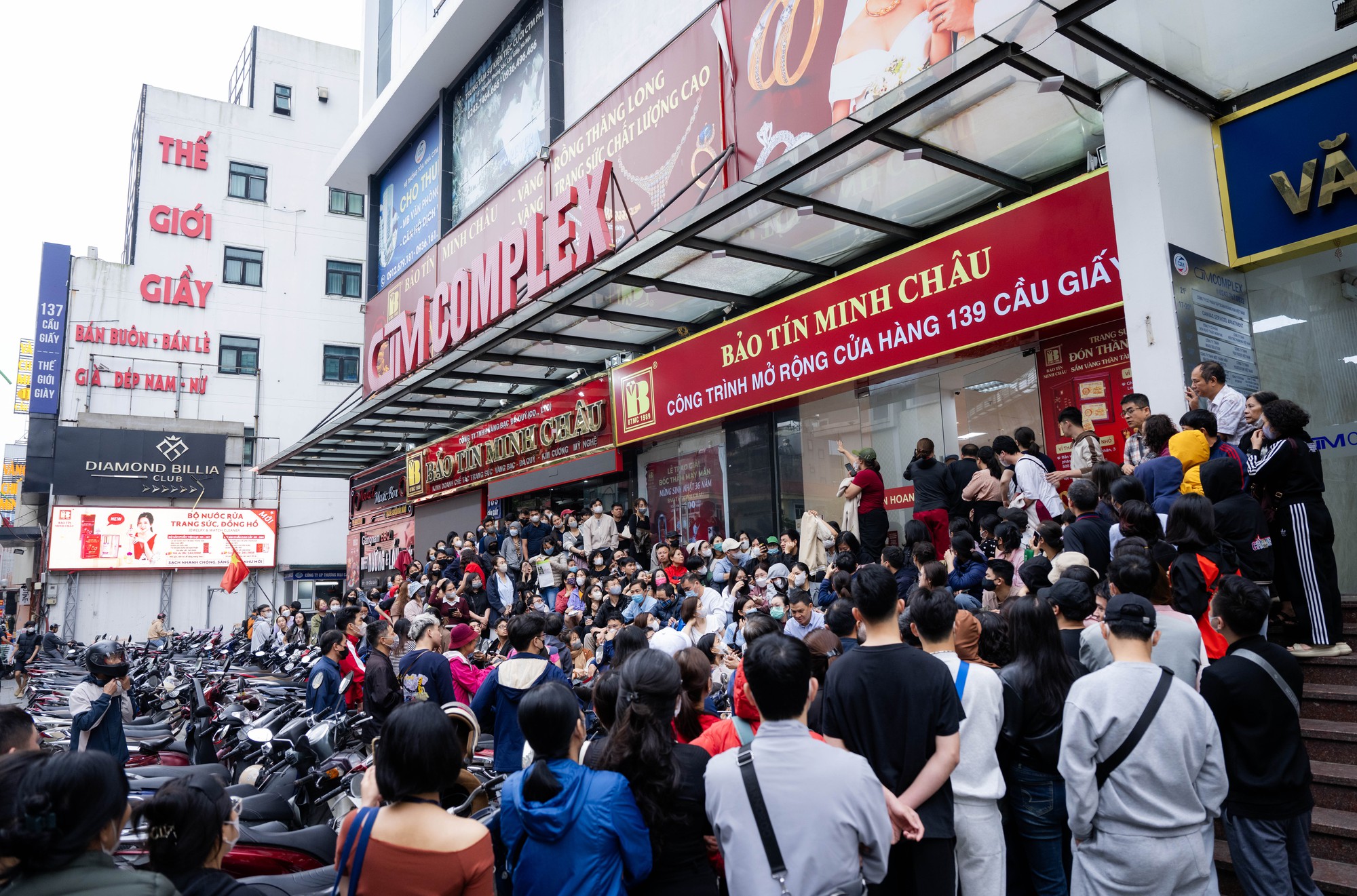 Giá vàng giảm mạnh, người Hà Nội chen chúc từ rạng sáng “bắt đáy”: "Giảm sâu thế này nên tranh thủ mua một ít" - Ảnh 1