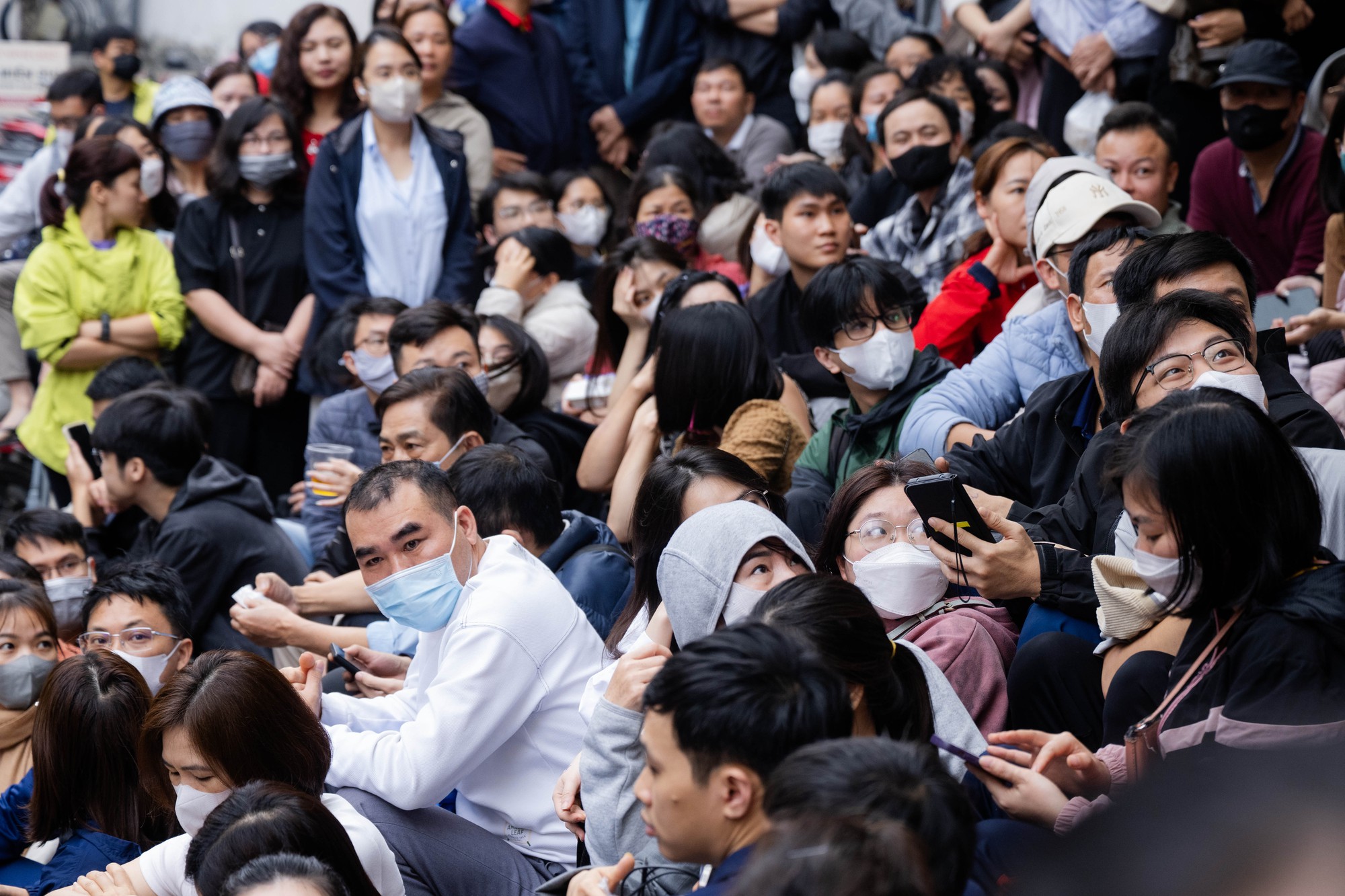 Giá vàng giảm mạnh, người Hà Nội chen chúc từ rạng sáng “bắt đáy”: "Giảm sâu thế này nên tranh thủ mua một ít" - Ảnh 10