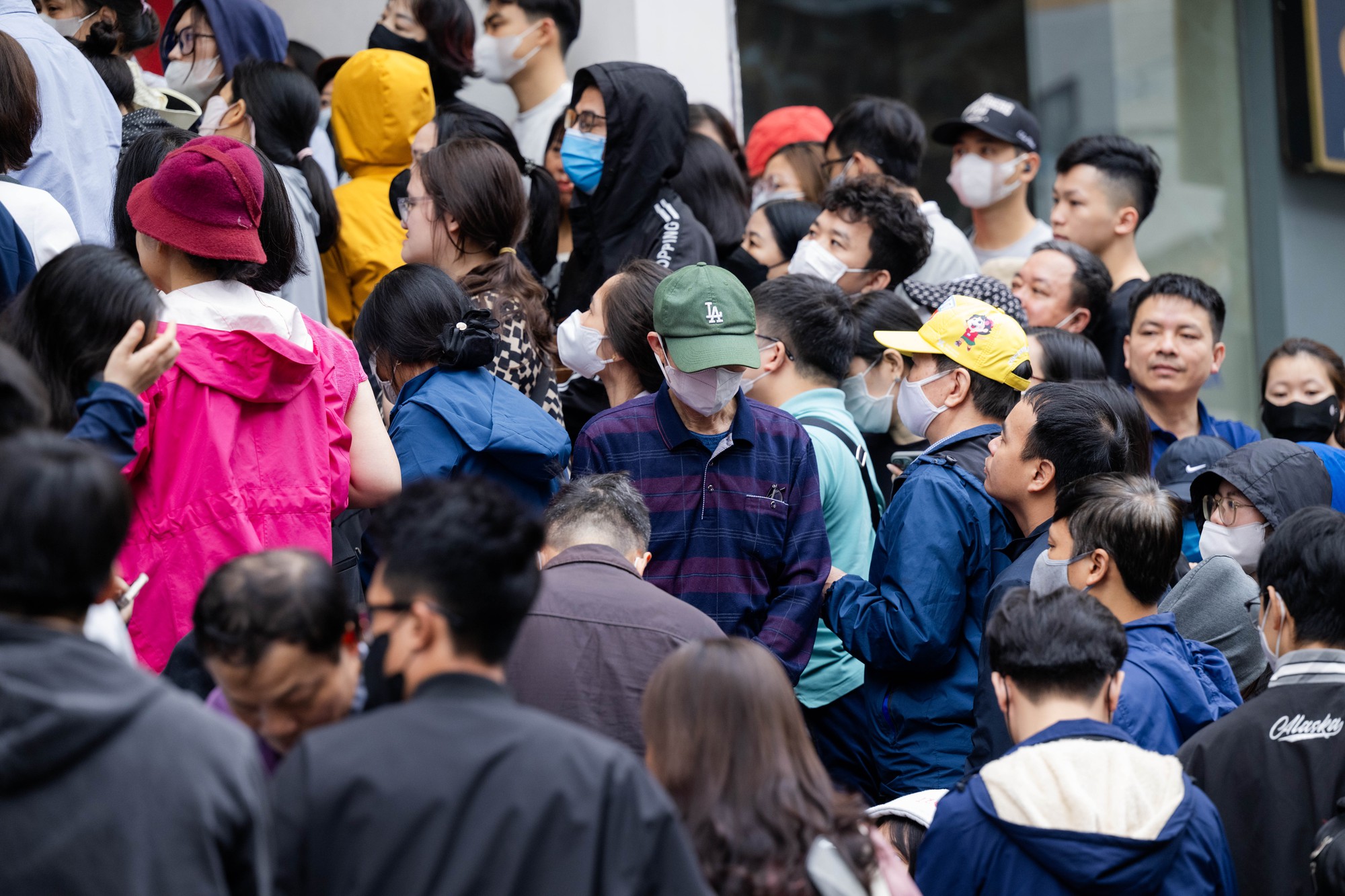 Giá vàng giảm mạnh, người Hà Nội chen chúc từ rạng sáng “bắt đáy”: "Giảm sâu thế này nên tranh thủ mua một ít" - Ảnh 11