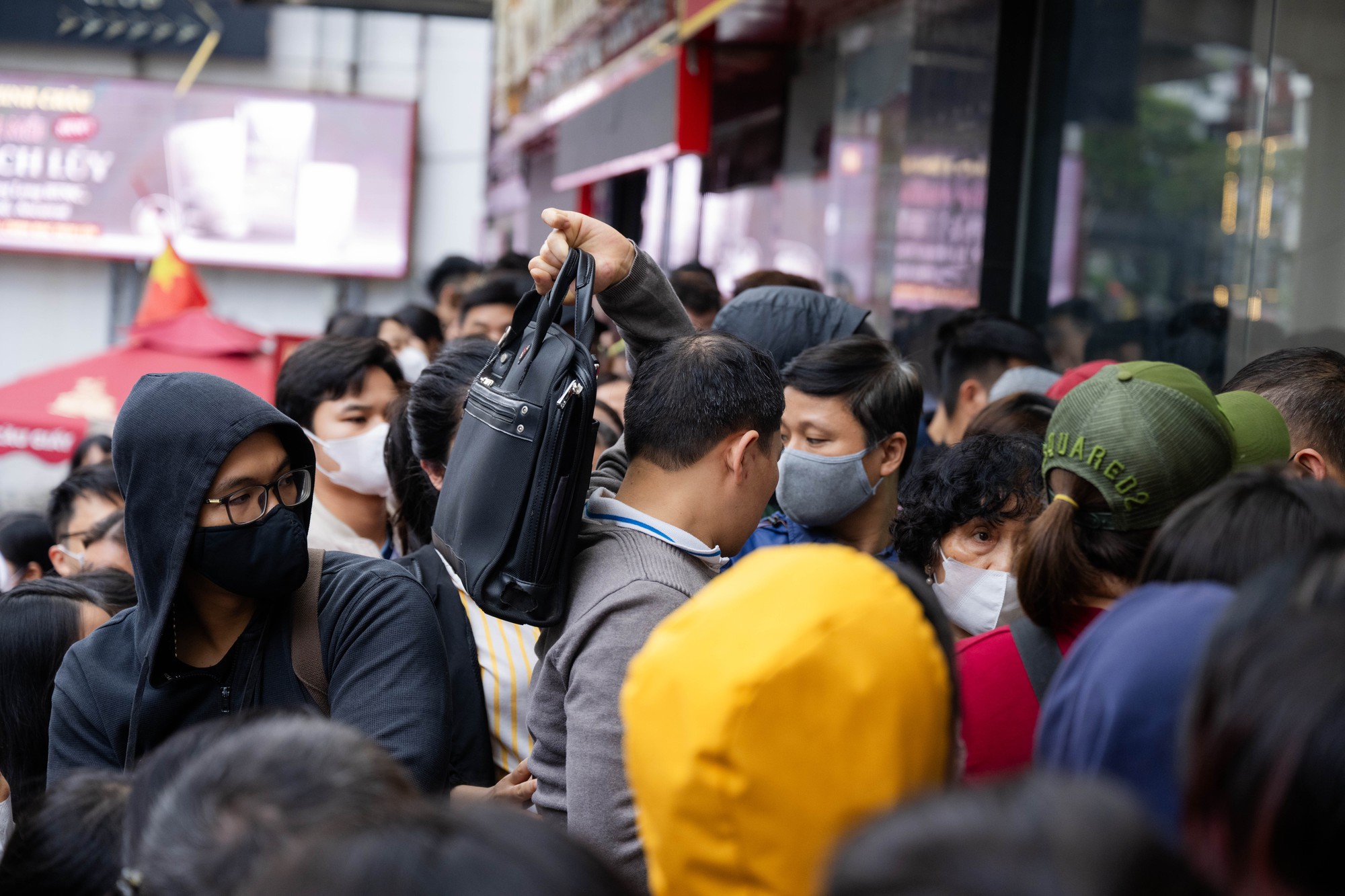 Giá vàng giảm mạnh, người Hà Nội chen chúc từ rạng sáng “bắt đáy”: "Giảm sâu thế này nên tranh thủ mua một ít" - Ảnh 12