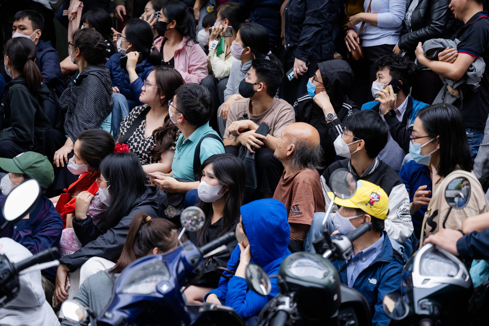 Giá vàng giảm mạnh, người Hà Nội chen chúc từ rạng sáng “bắt đáy”: "Giảm sâu thế này nên tranh thủ mua một ít" - Ảnh 13