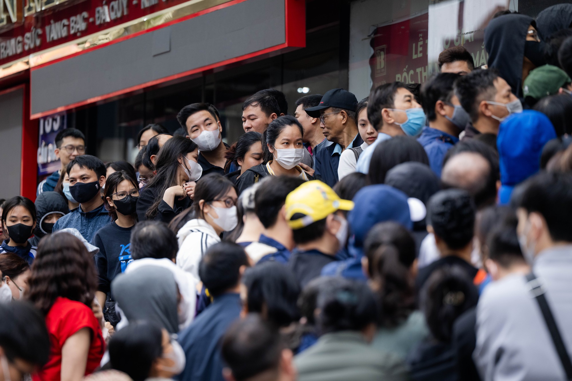 Giá vàng giảm mạnh, người Hà Nội chen chúc từ rạng sáng “bắt đáy”: "Giảm sâu thế này nên tranh thủ mua một ít" - Ảnh 15