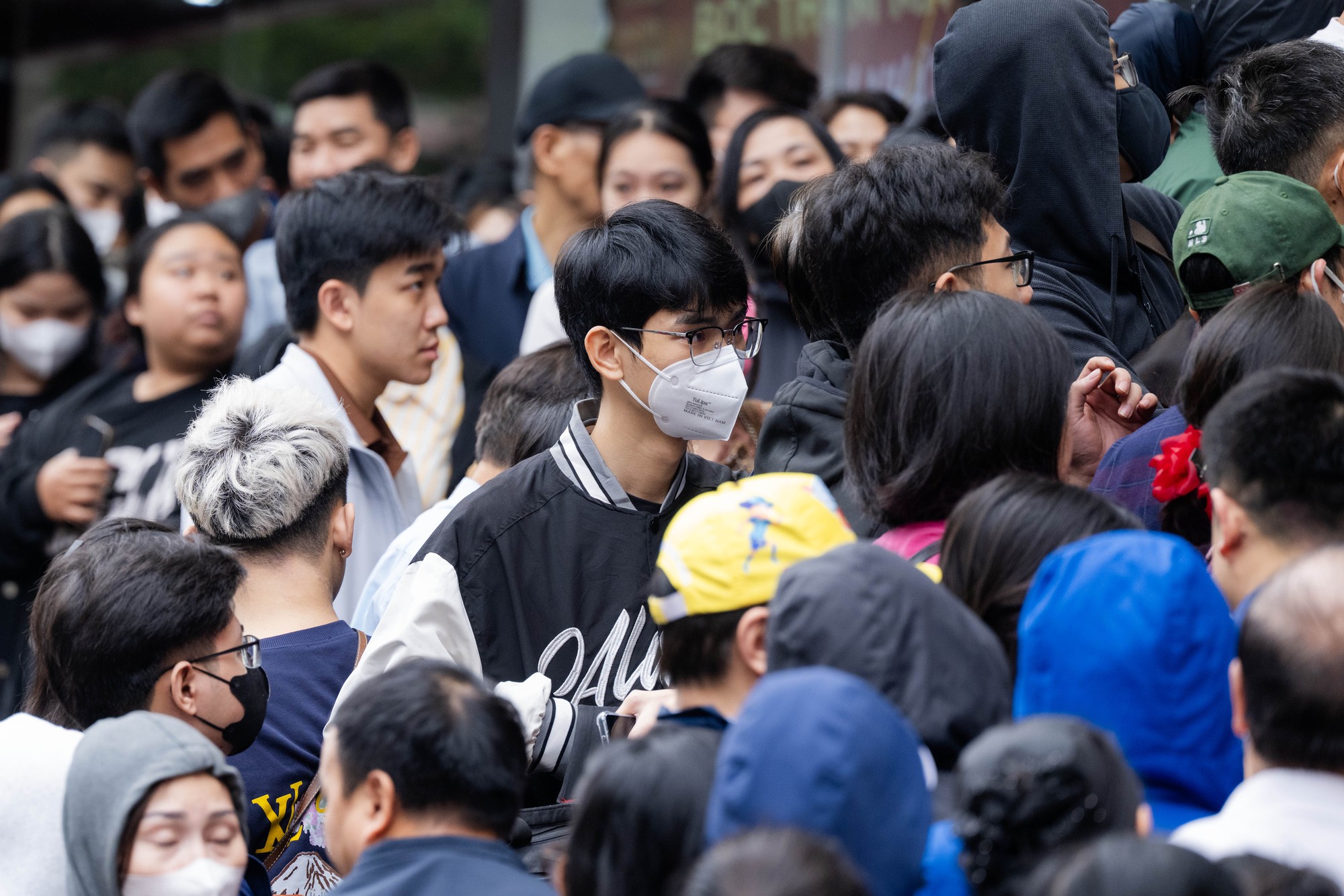 Giá vàng giảm mạnh, người Hà Nội chen chúc từ rạng sáng “bắt đáy”: "Giảm sâu thế này nên tranh thủ mua một ít" - Ảnh 3