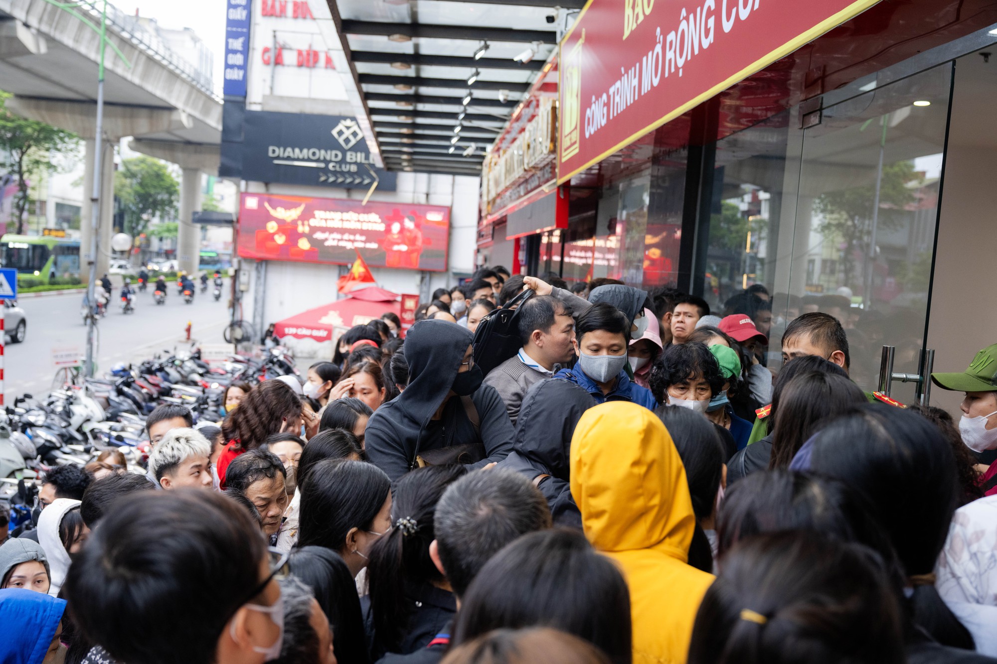 Giá vàng giảm mạnh, người Hà Nội chen chúc từ rạng sáng “bắt đáy”: "Giảm sâu thế này nên tranh thủ mua một ít" - Ảnh 14