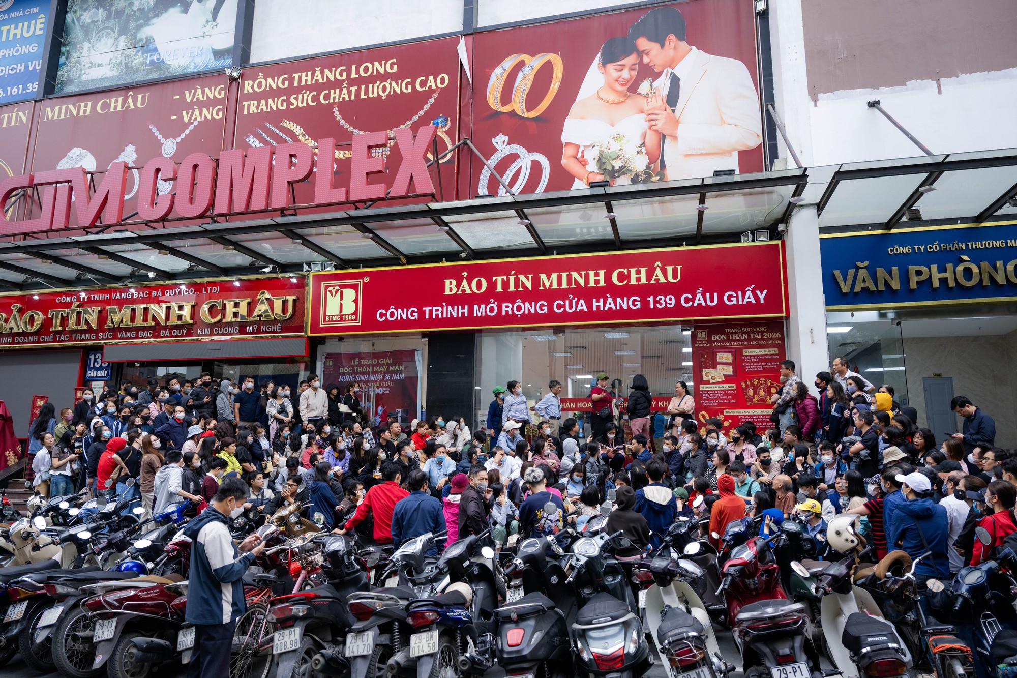 Giá vàng giảm mạnh, người Hà Nội chen chúc từ rạng sáng “bắt đáy”: "Giảm sâu thế này nên tranh thủ mua một ít" - Ảnh 2