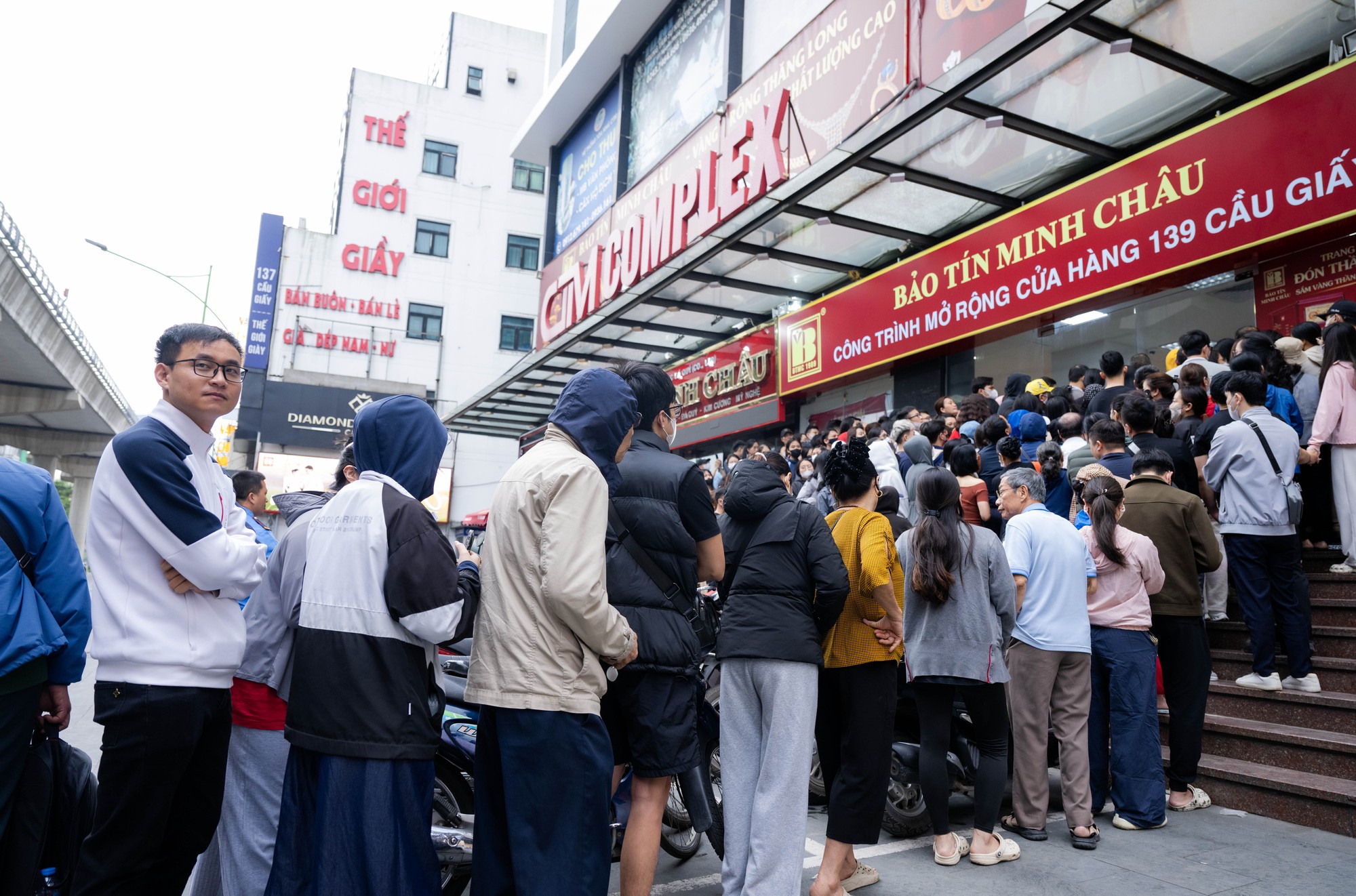 Giá vàng giảm mạnh, người Hà Nội chen chúc từ rạng sáng “bắt đáy”: "Giảm sâu thế này nên tranh thủ mua một ít" - Ảnh 4