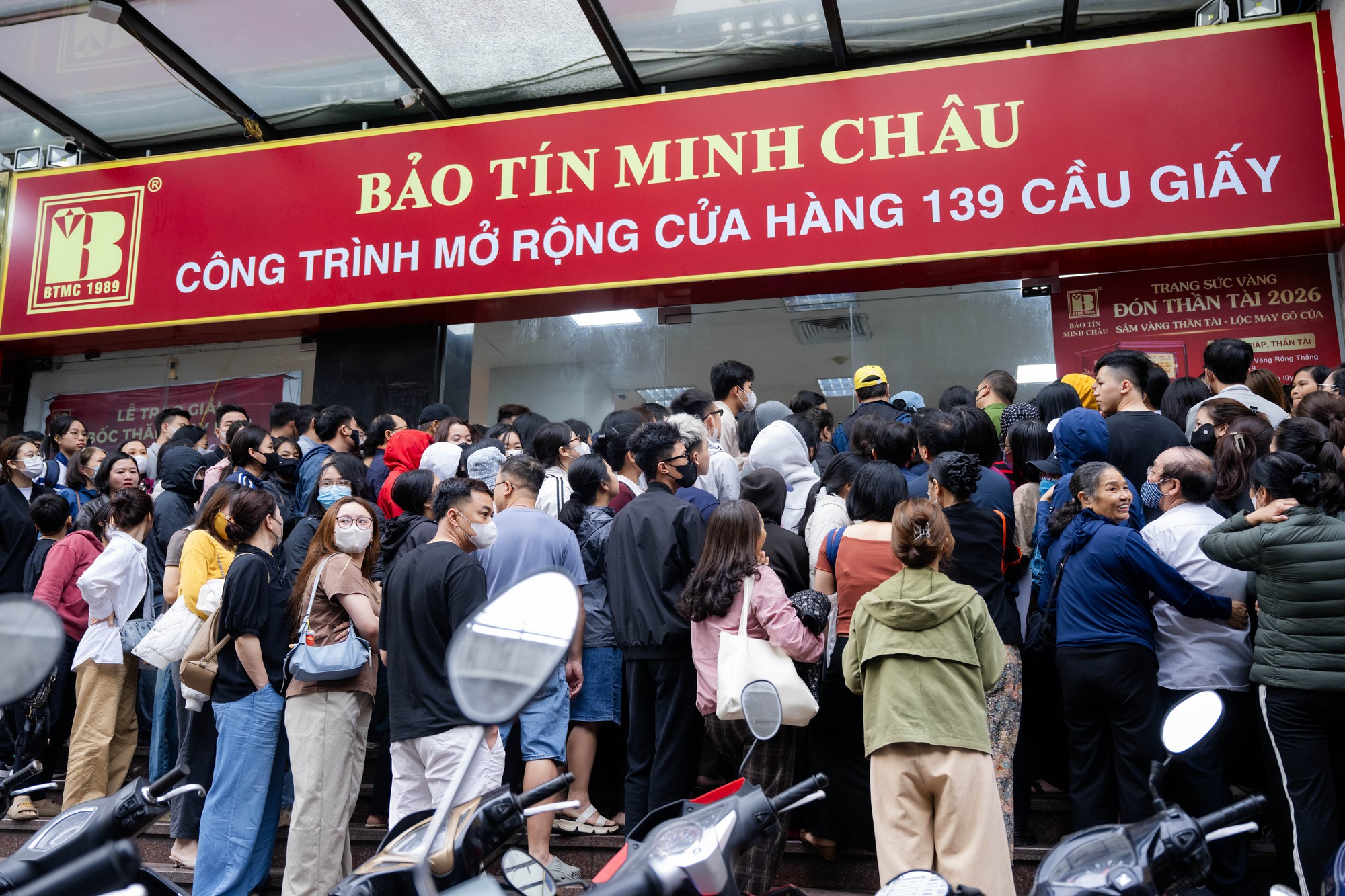 Giá vàng giảm mạnh, người Hà Nội chen chúc từ rạng sáng “bắt đáy”: "Giảm sâu thế này nên tranh thủ mua một ít" - Ảnh 5