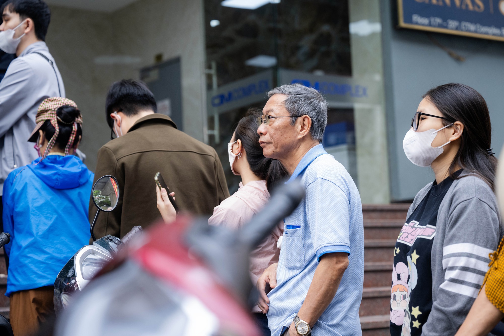 Giá vàng giảm mạnh, người Hà Nội chen chúc từ rạng sáng “bắt đáy”: "Giảm sâu thế này nên tranh thủ mua một ít" - Ảnh 6