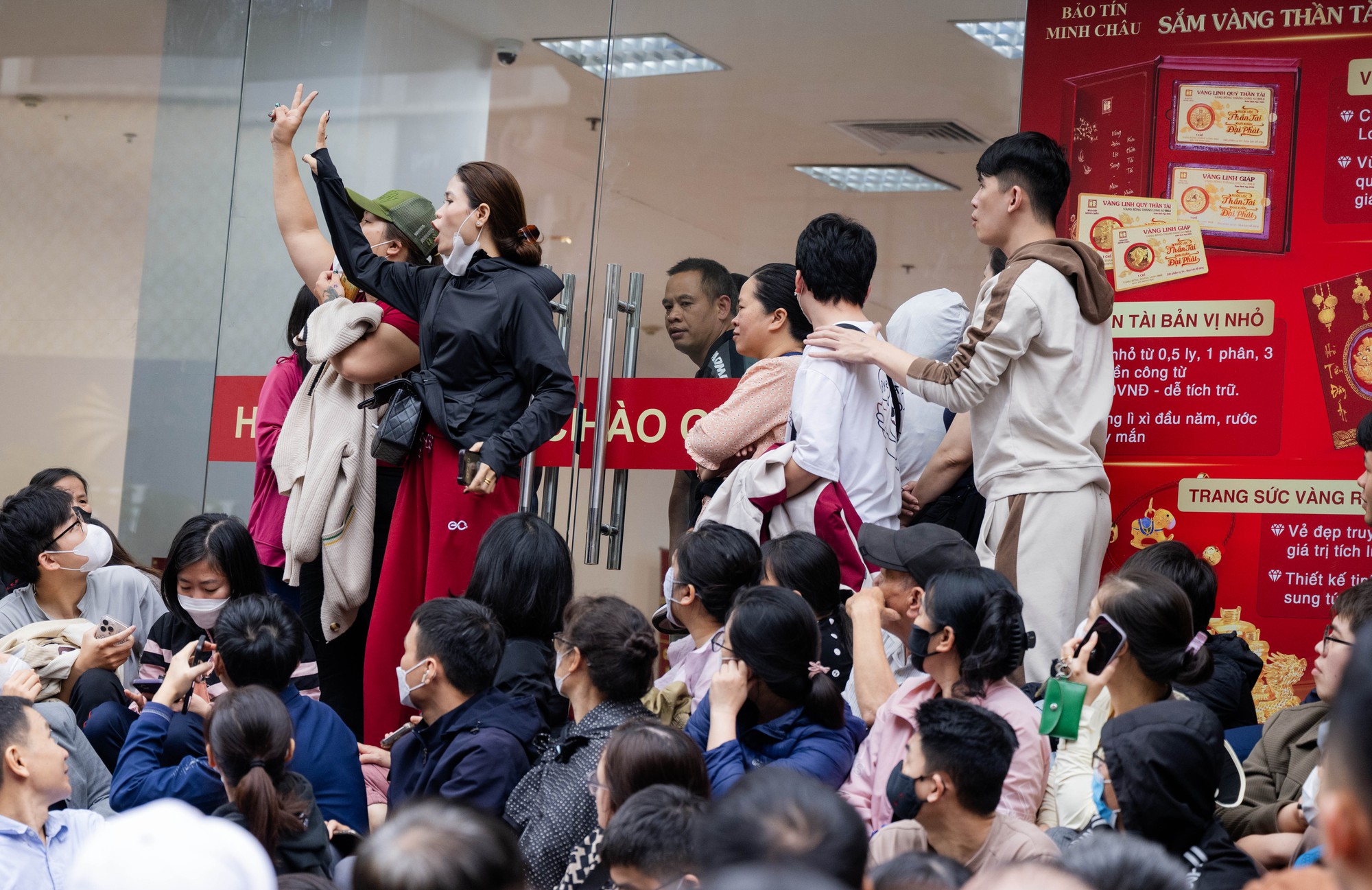 Giá vàng giảm mạnh, người Hà Nội chen chúc từ rạng sáng “bắt đáy”: "Giảm sâu thế này nên tranh thủ mua một ít" - Ảnh 7