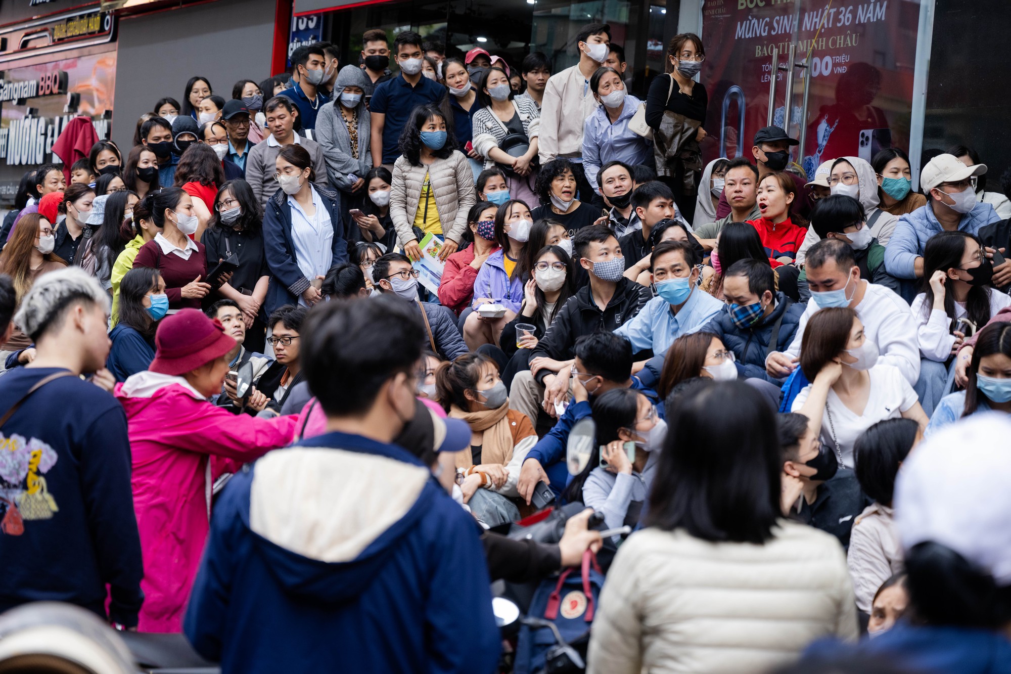 Giá vàng giảm mạnh, người Hà Nội chen chúc từ rạng sáng “bắt đáy”: "Giảm sâu thế này nên tranh thủ mua một ít" - Ảnh 8