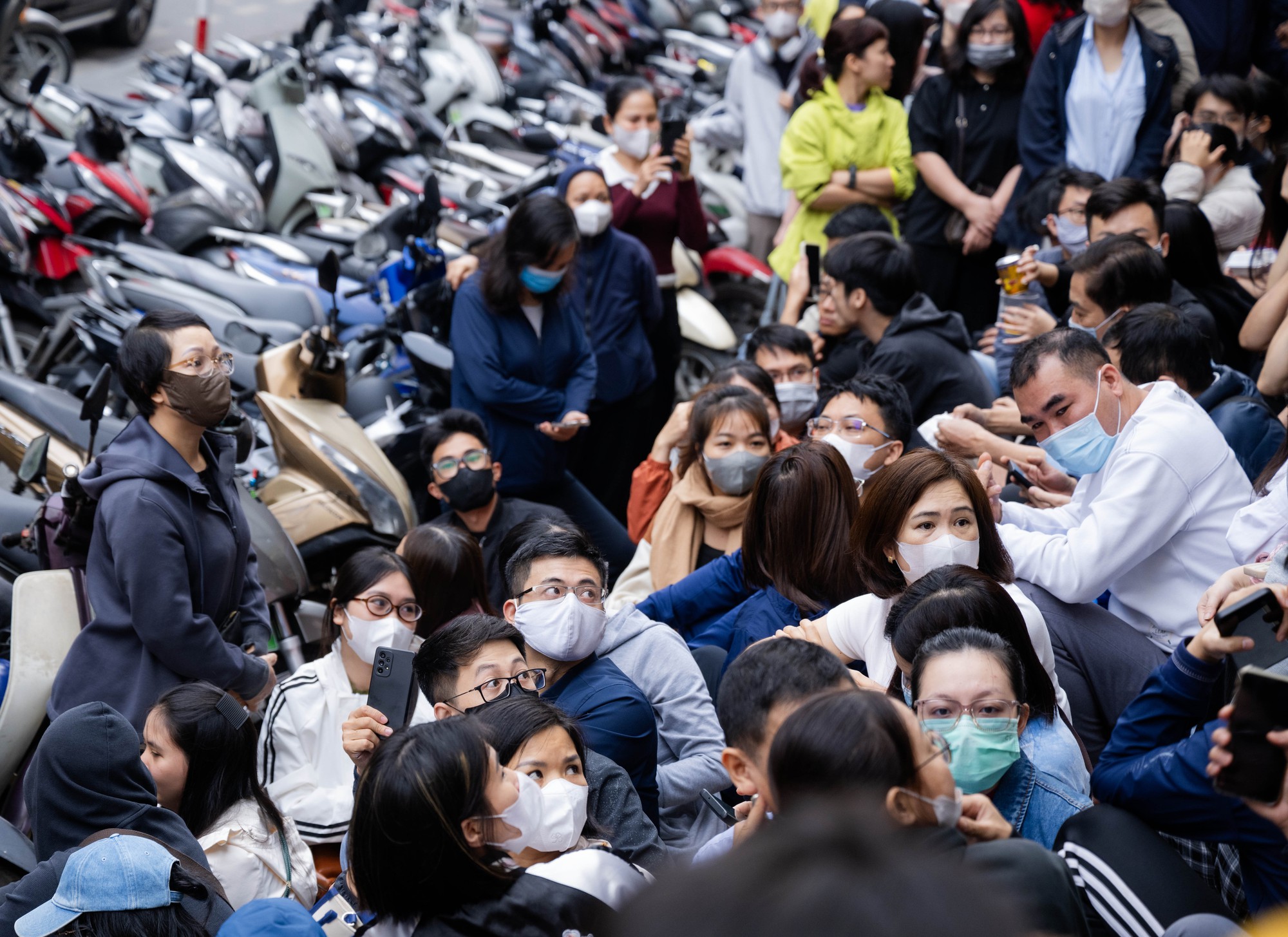 Giá vàng giảm mạnh, người Hà Nội chen chúc từ rạng sáng “bắt đáy”: "Giảm sâu thế này nên tranh thủ mua một ít" - Ảnh 9