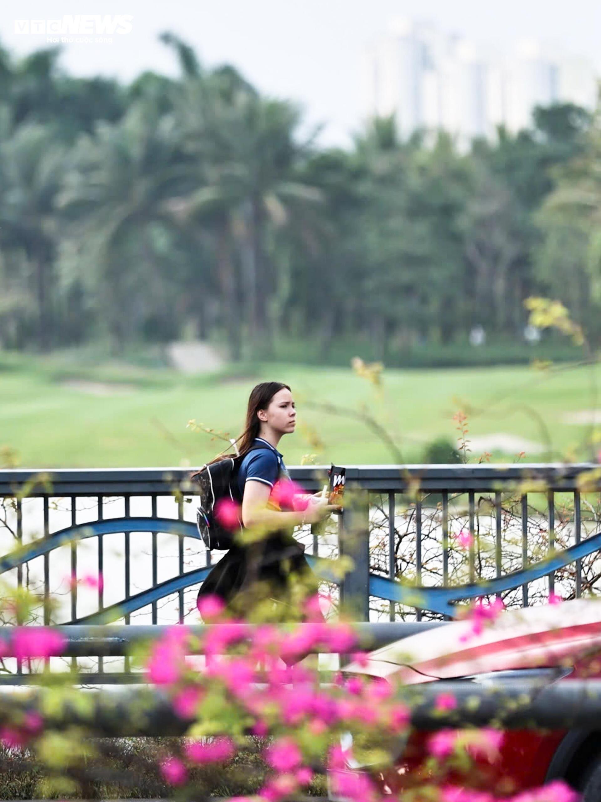 Hoa giấy phủ kín cầu Thủy Tiên, khung cảnh như 'xứ sở thần tiên' - Ảnh 11