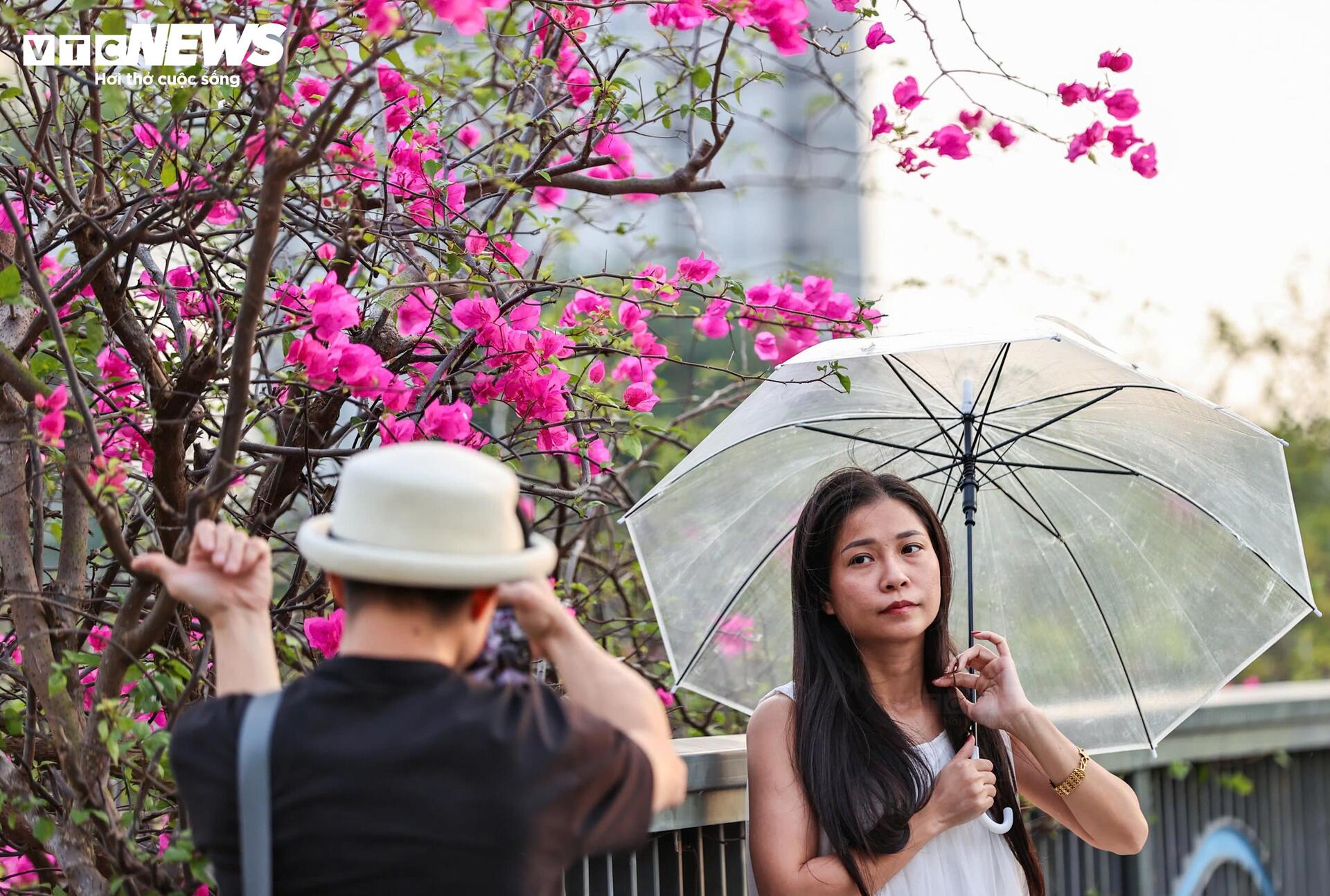 Hoa giấy phủ kín cầu Thủy Tiên, khung cảnh như 'xứ sở thần tiên' - Ảnh 12