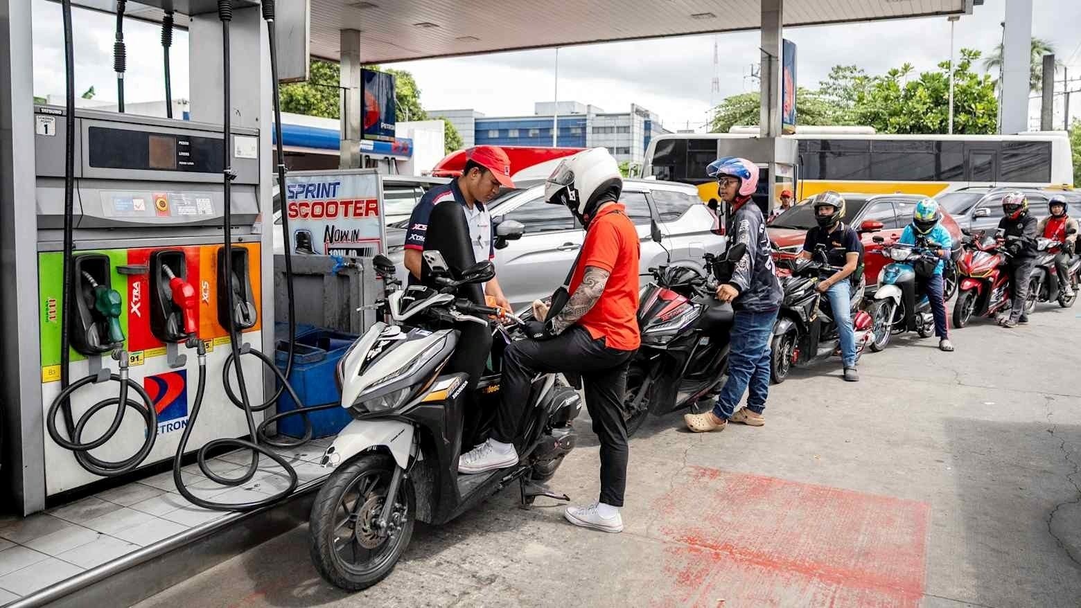 Một quốc gia Đông Nam Á vừa quyết định cho người lao động làm việc tại nhà để tiết kiệm xăng dầu - Ảnh 1