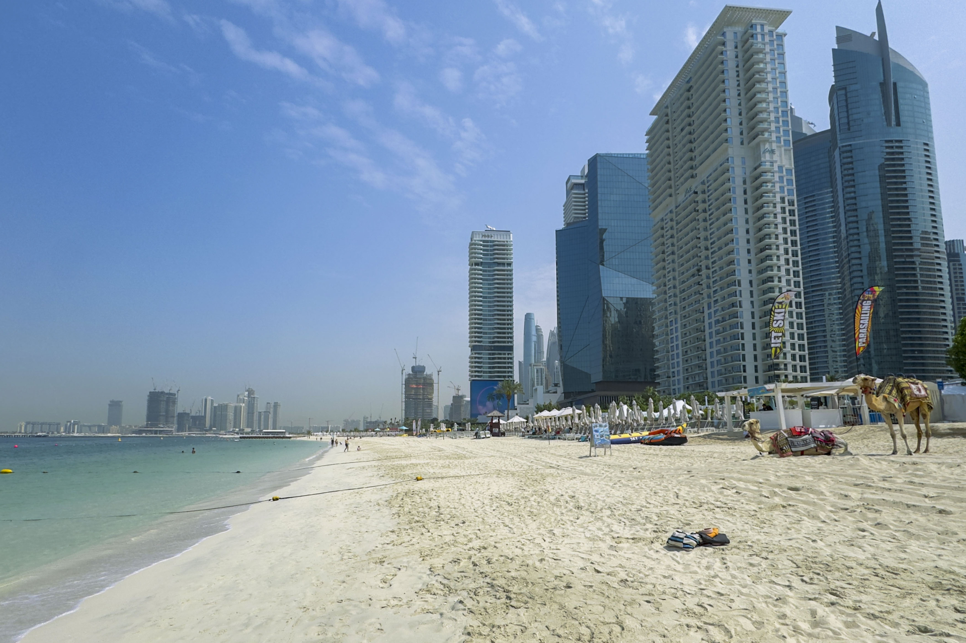 Những bức ảnh chưa từng có chụp Dubai hiện tại: Nơi xa hoa nhất hành tinh giờ như “thành phố hoang" chìm trong im lặng - Ảnh 2