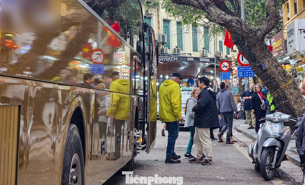 Hà Nội: Khẩn cấp gỡ khó cho xe du lịch trên 28 chỗ sau 'lệnh cấm' vào nội đô - Ảnh 1