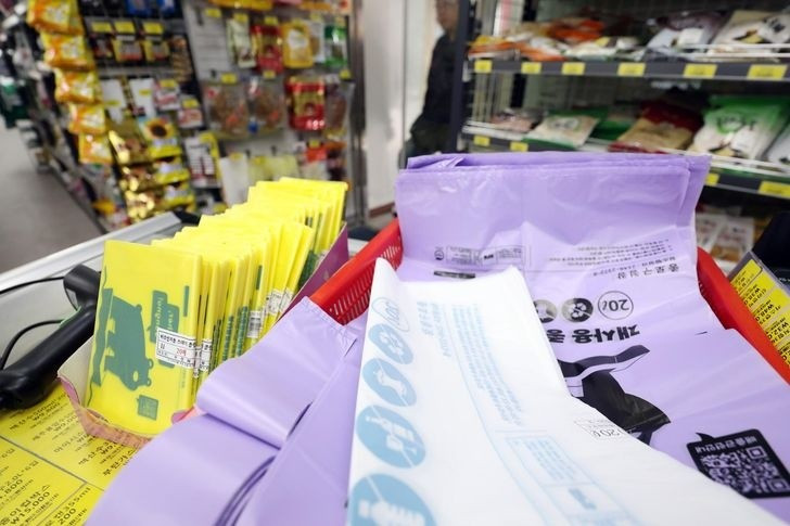 Xung đột Trung Đông kéo dài, người tiêu dùng Hàn Quốc lo thiếu túi đựng rác - Ảnh 1