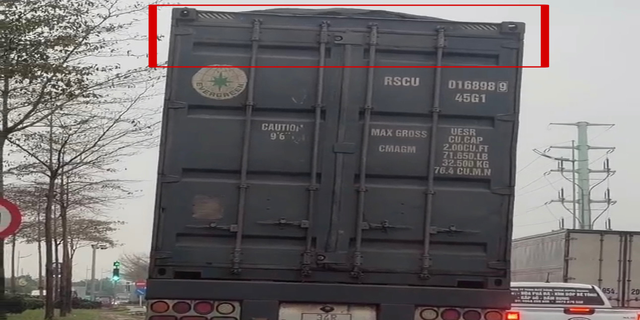 Phát hiện xe container màu đen lạ, cảnh sát Việt Nam lập tức theo dõi giám sát - Ảnh 1