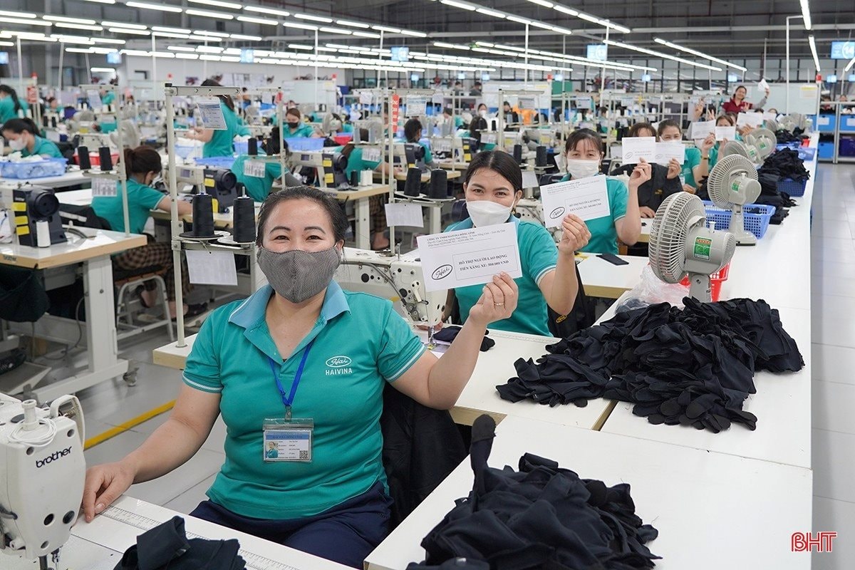 Một công ty may ở Hà Tĩnh chi 650 triệu đồng hỗ trợ tiền xăng cho 1.300 công nhân - Ảnh 1