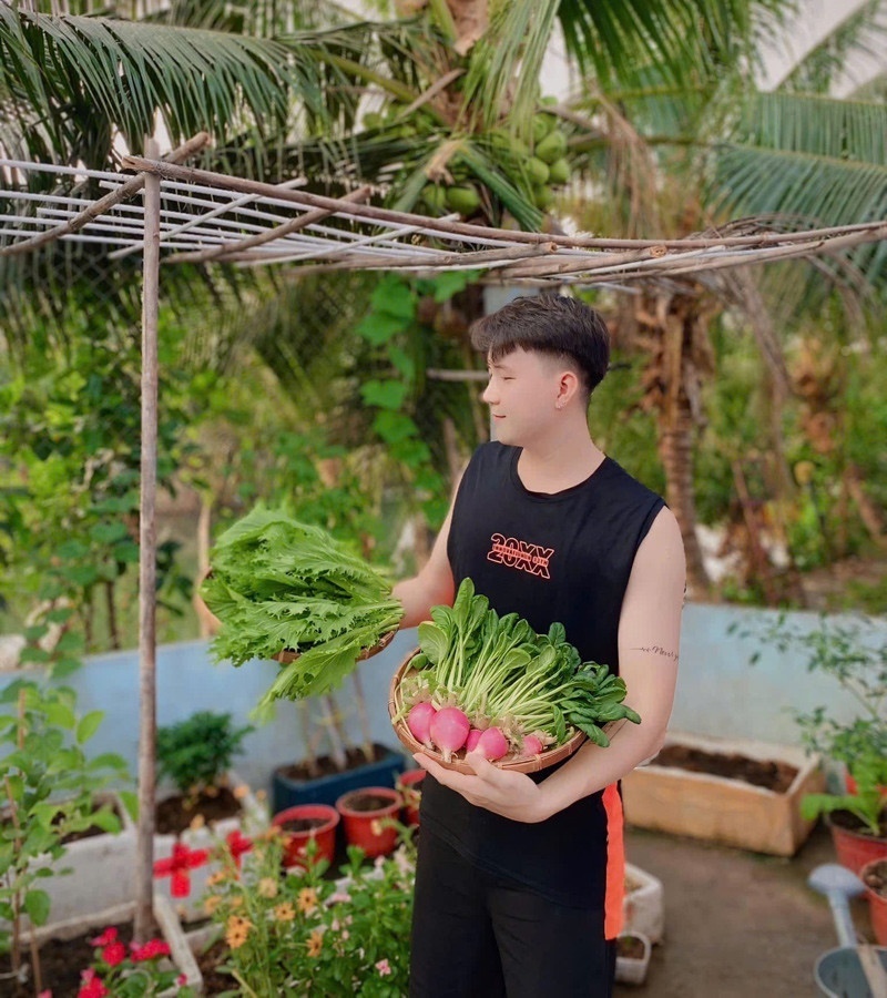 Ngỡ ngàng nam công nhân biến khoảng sân trọ 3m2 thành vườn rau quả "lúc lỉu" - Ảnh 2