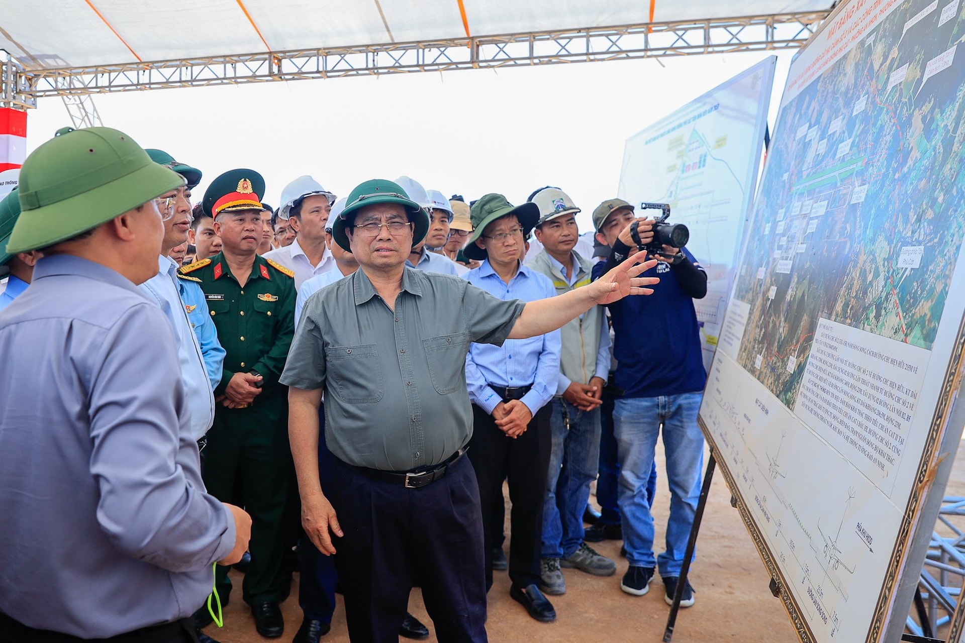 Thủ tướng Phạm Minh Chính chỉ đạo rút ngắn 3 tháng tiến độ sân bay 3.200 tỷ do liên danh xây dựng nổi tiếng thi công - Ảnh 1