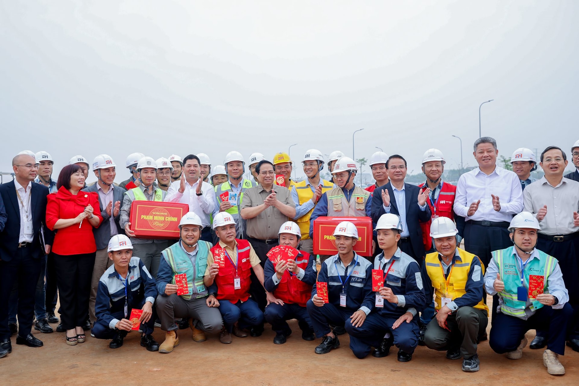 Thủ tướng Phạm Minh Chính và Bộ trưởng Lương Tam Quang kiểm tra tiến độ Siêu dự án sân bay Gia Bình 196.000 tỷ, liên danh Coteccons tăng tốc thi công - Ảnh 3