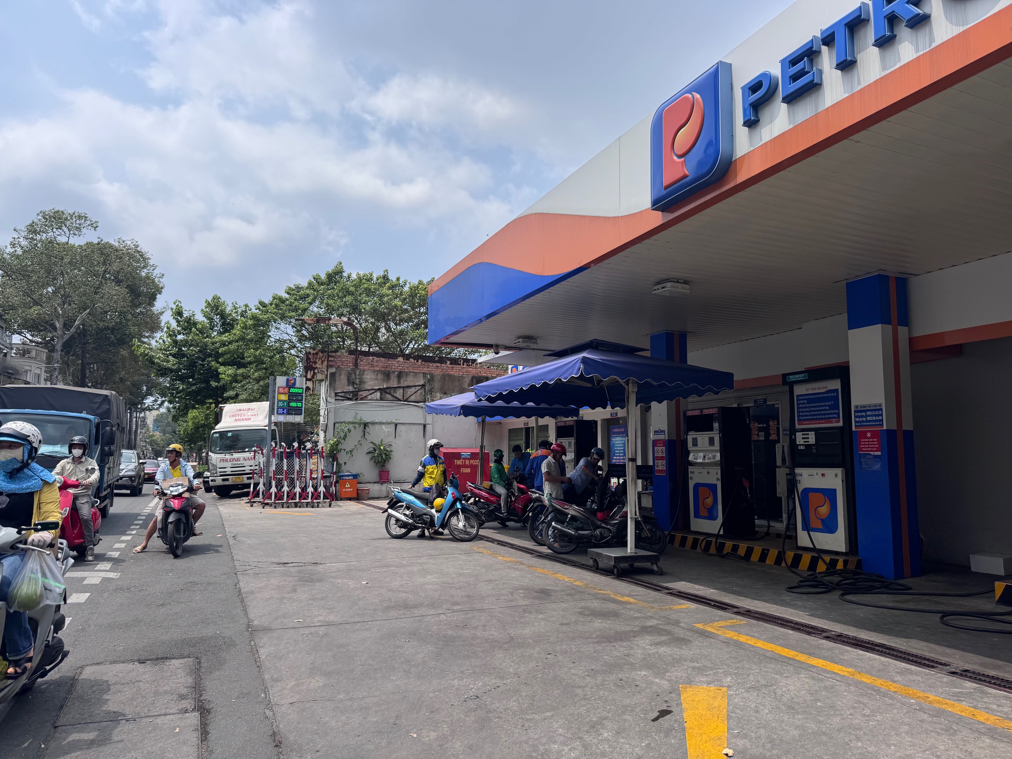 Áp lực tăng giá xăng dầu - Ảnh 1